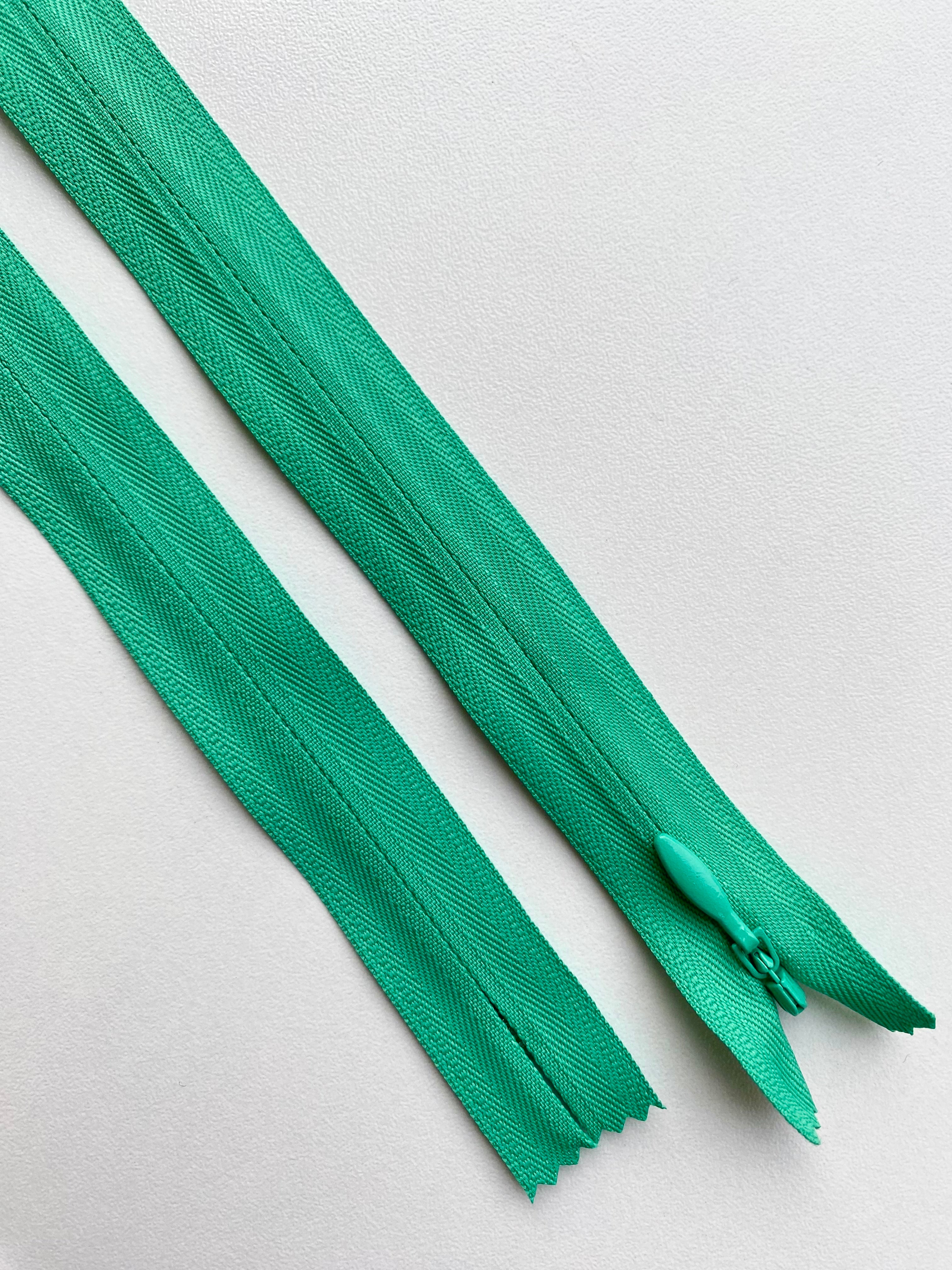 Tartós, rejtett YKK cipzár, világos tengerzöld, 70 cm hosszú