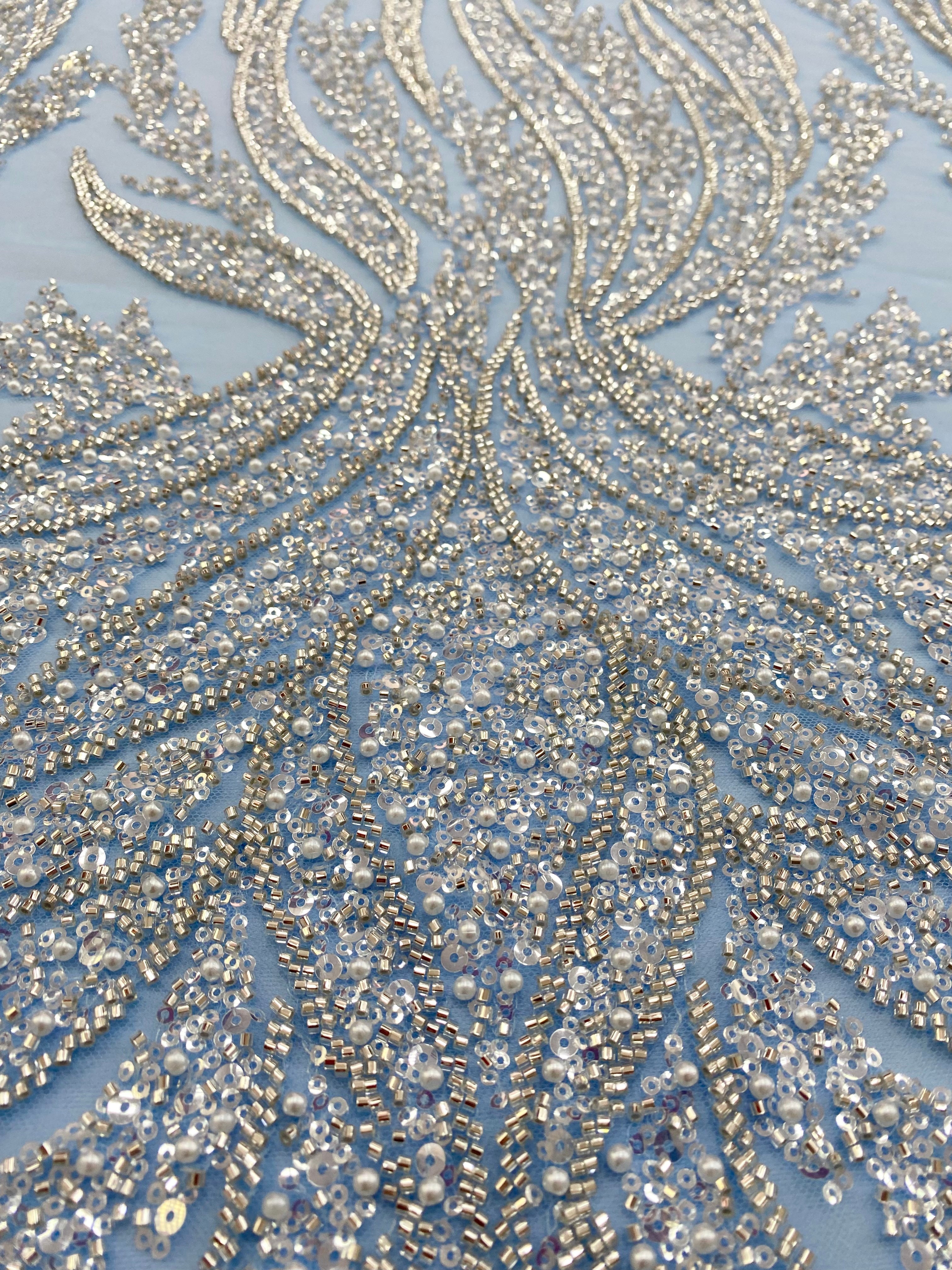 Dantela Couture Argintie pe Tulle Bleu cu Panou, cu Perle, Margele si Paiete