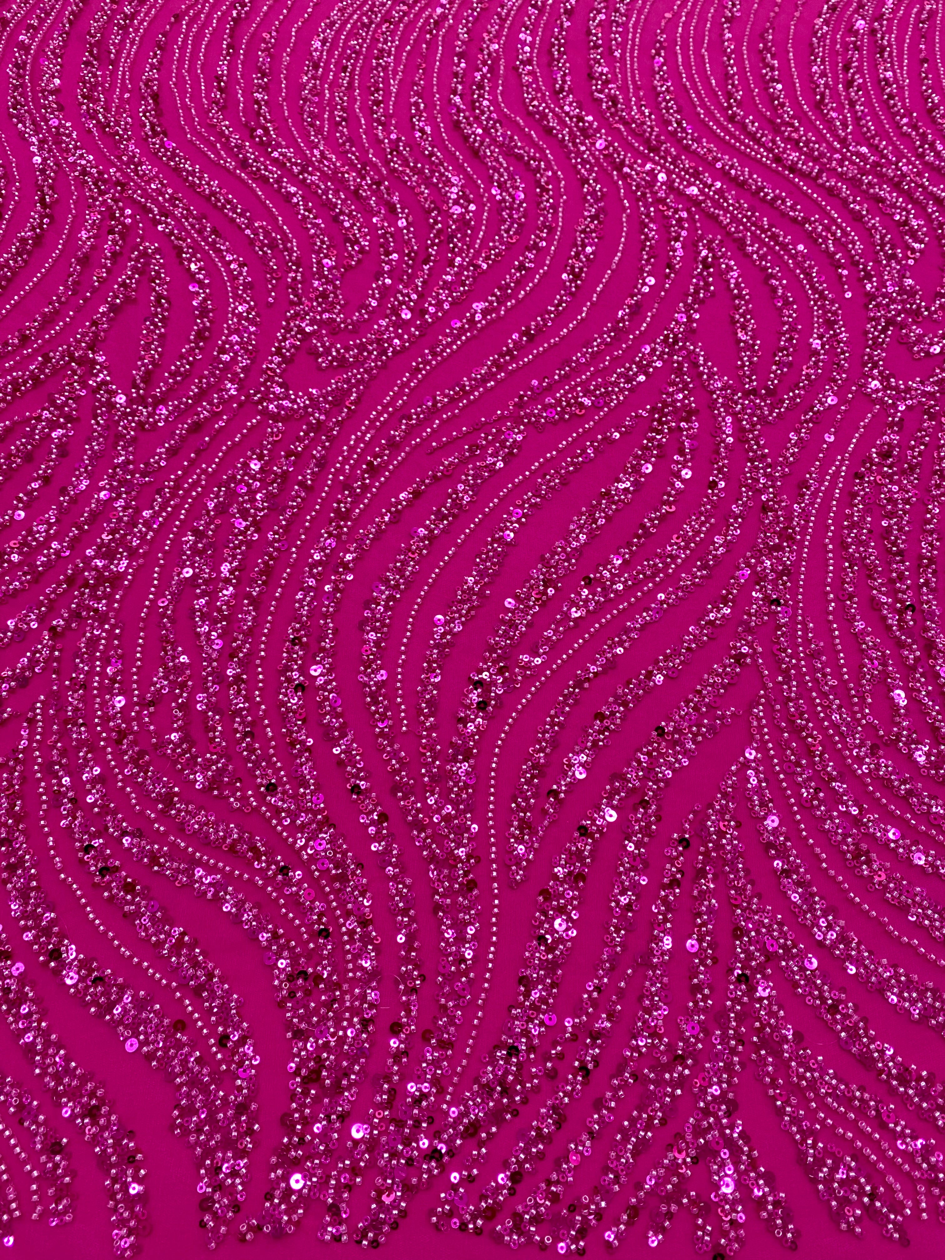 Dantela Couture Fucsia cu Model Liniar, cu Margele si Paiete
