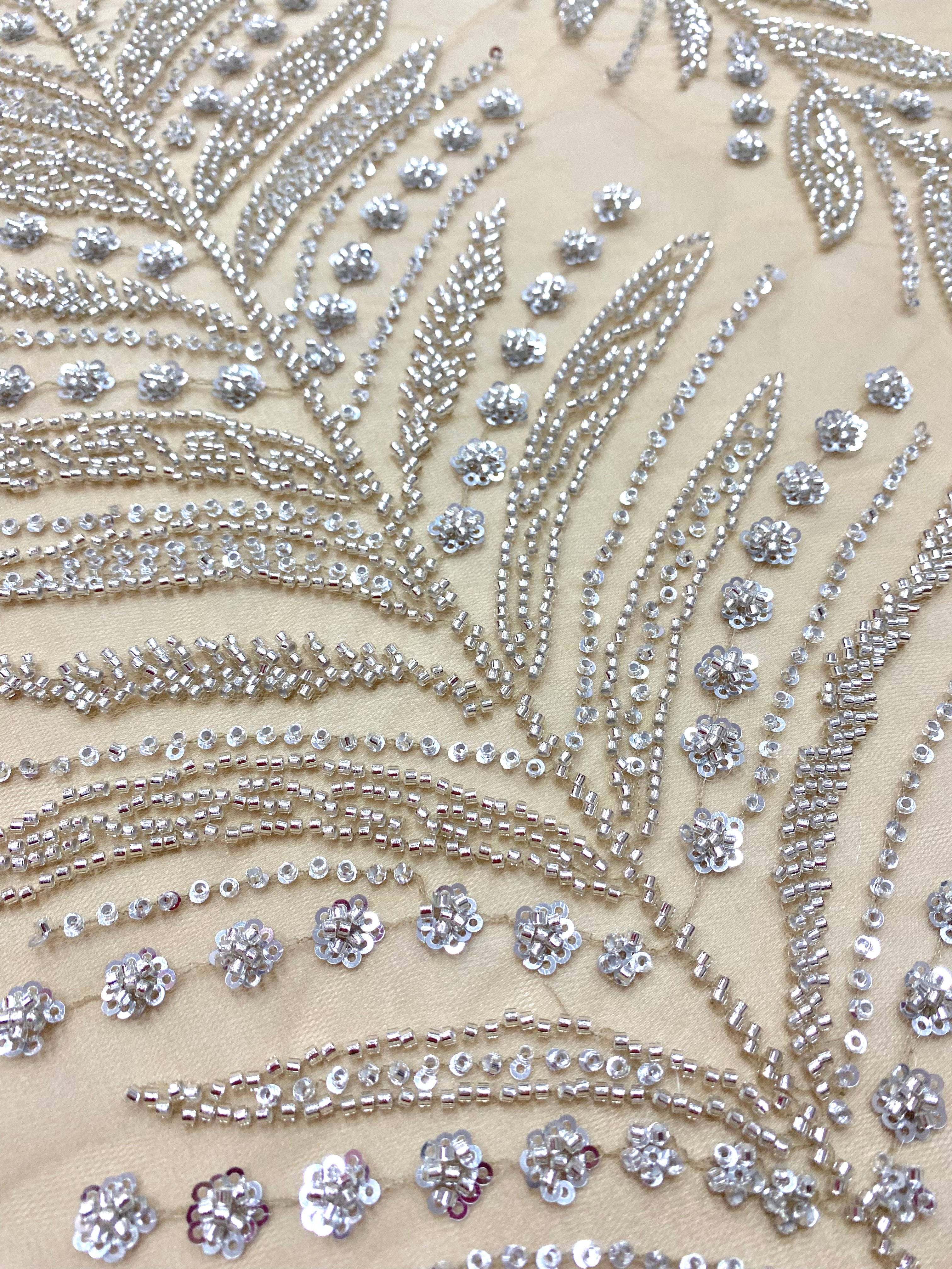 Csipke Couture ezüst tüll nude alapon, ágakkal, gyöngyökkel és flitterekkel