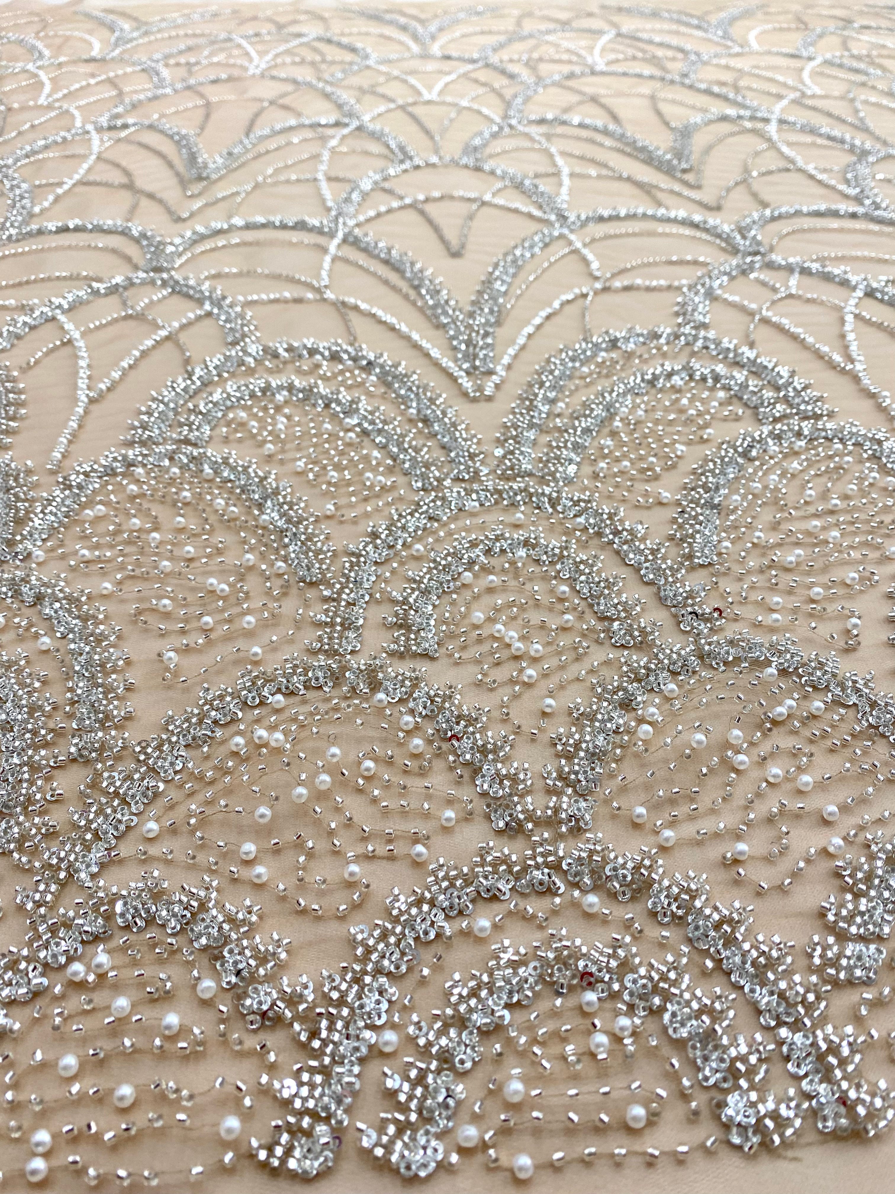 Dantela Couture Argintie pe Tulle Nude cu Model Geometric, cu Perle, Margele si Paiete