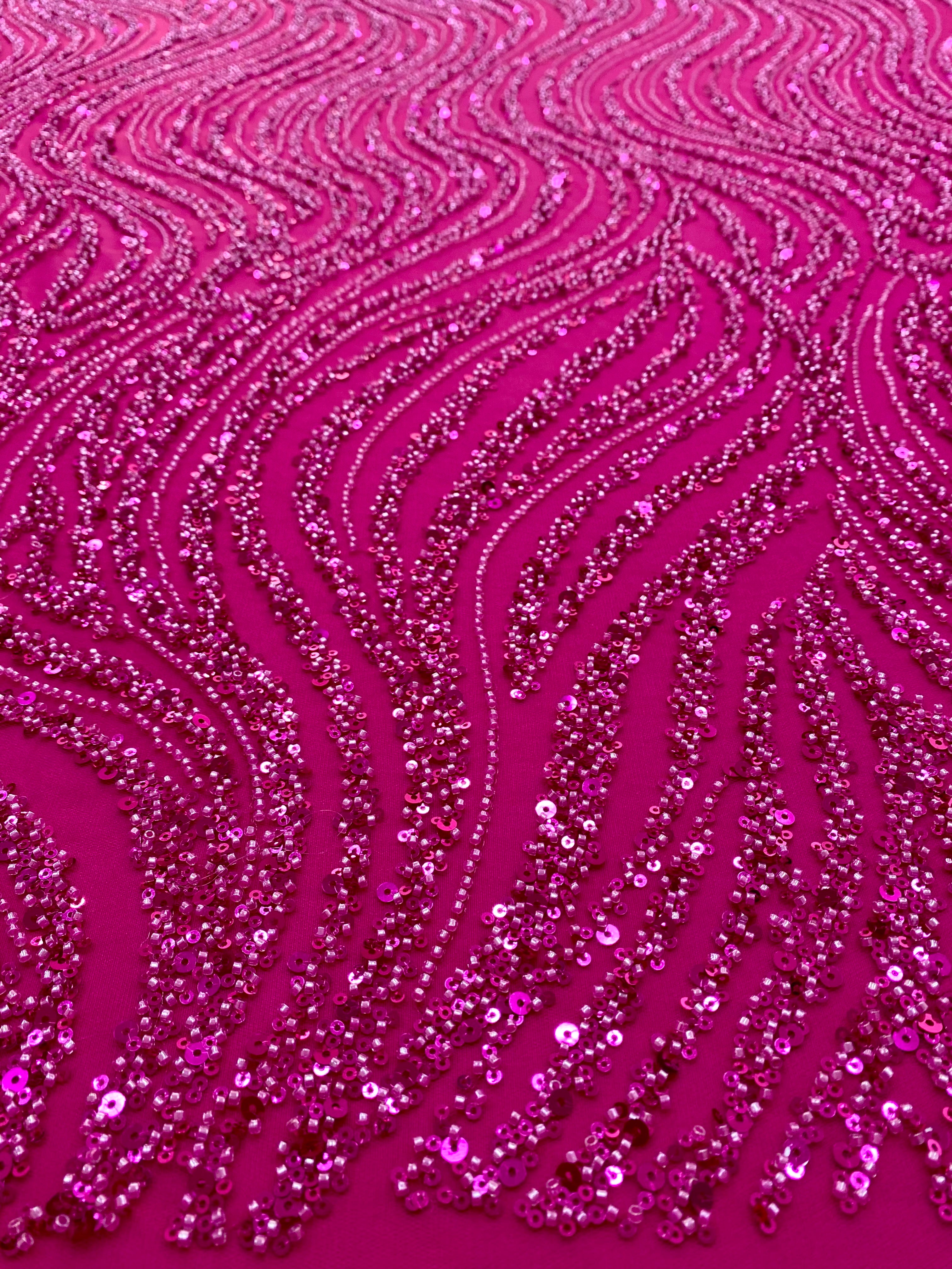 Dantela Couture Fucsia cu Model Liniar, cu Margele si Paiete