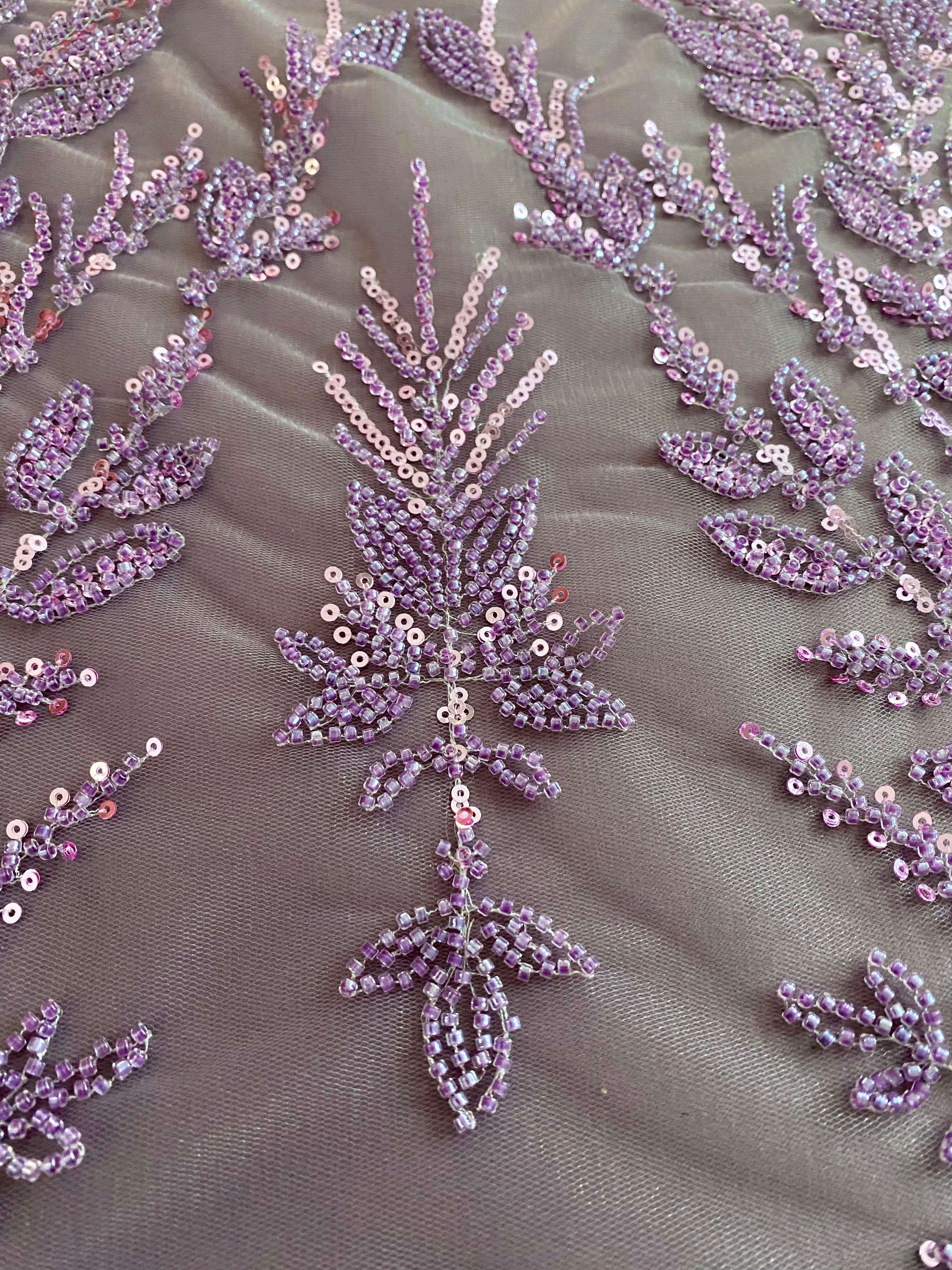 Dantela Couture Lavanda Pudrata cu Model Simetric, cu Margele si Paiete