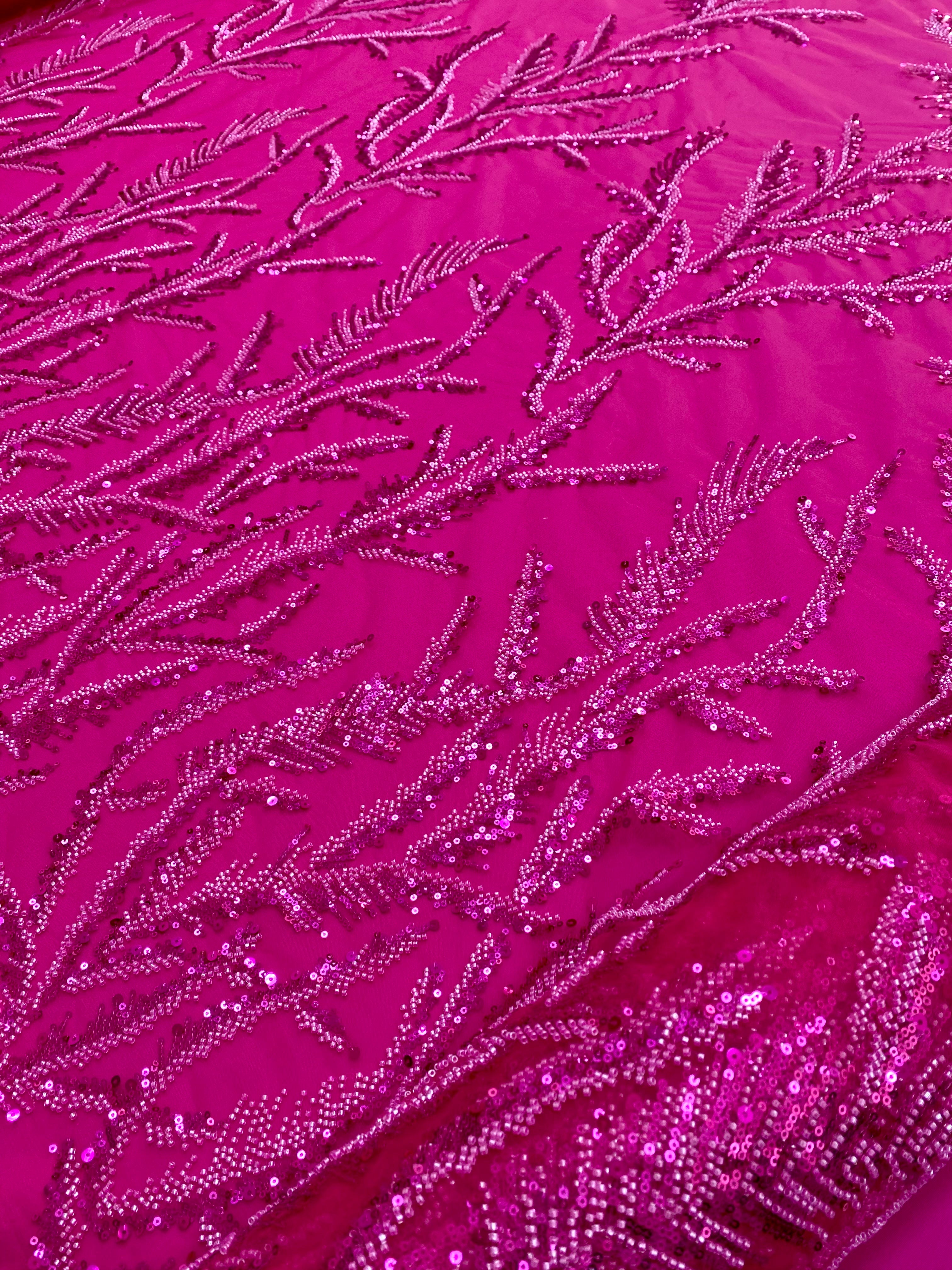 Dantela Couture Fucsia cu Crengute, cu Margele si Paiete