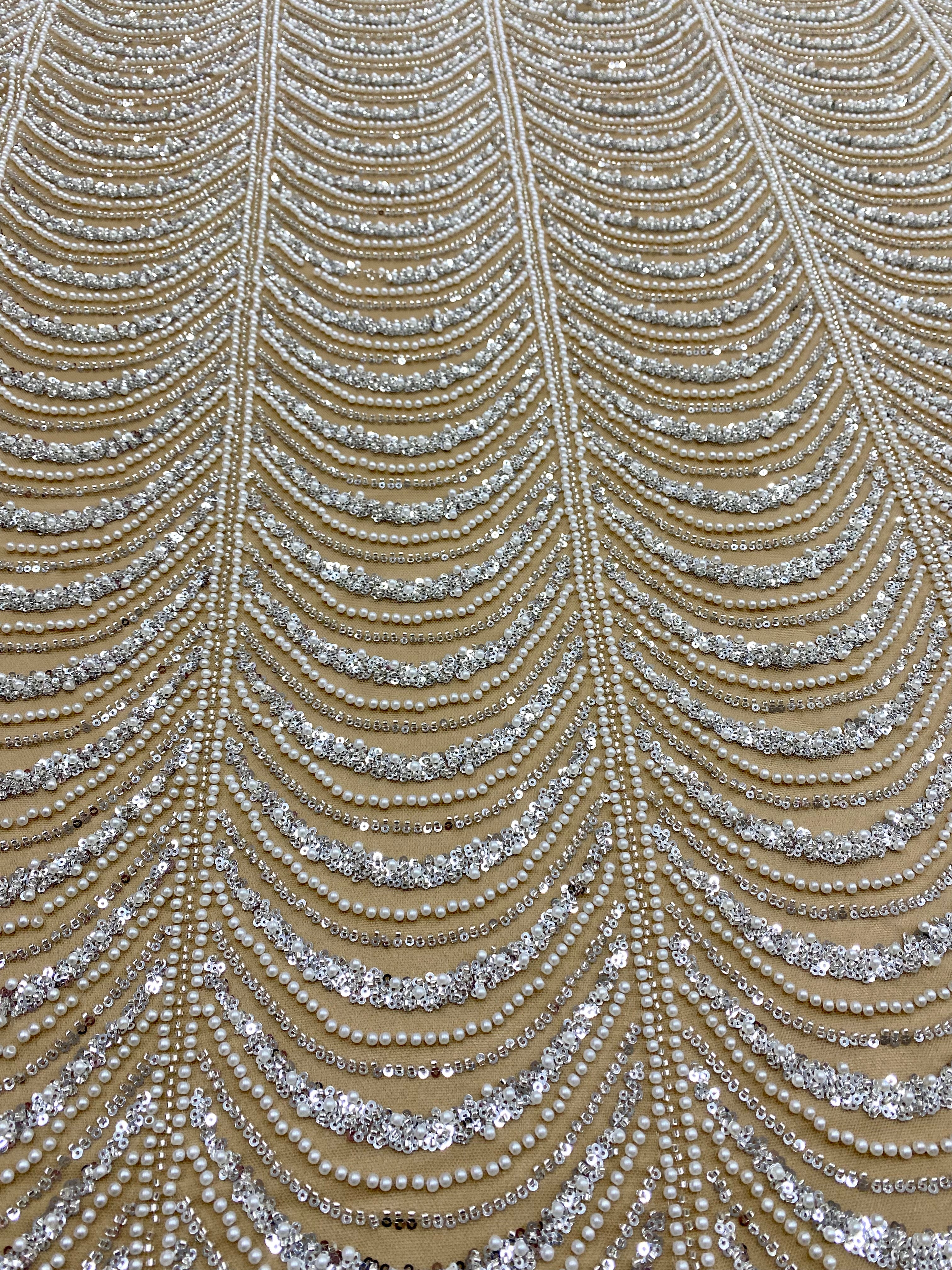 Dantela Couture Argintie pe Tulle Nude cu Model Geometric, cu Perle, Margele si Paiete