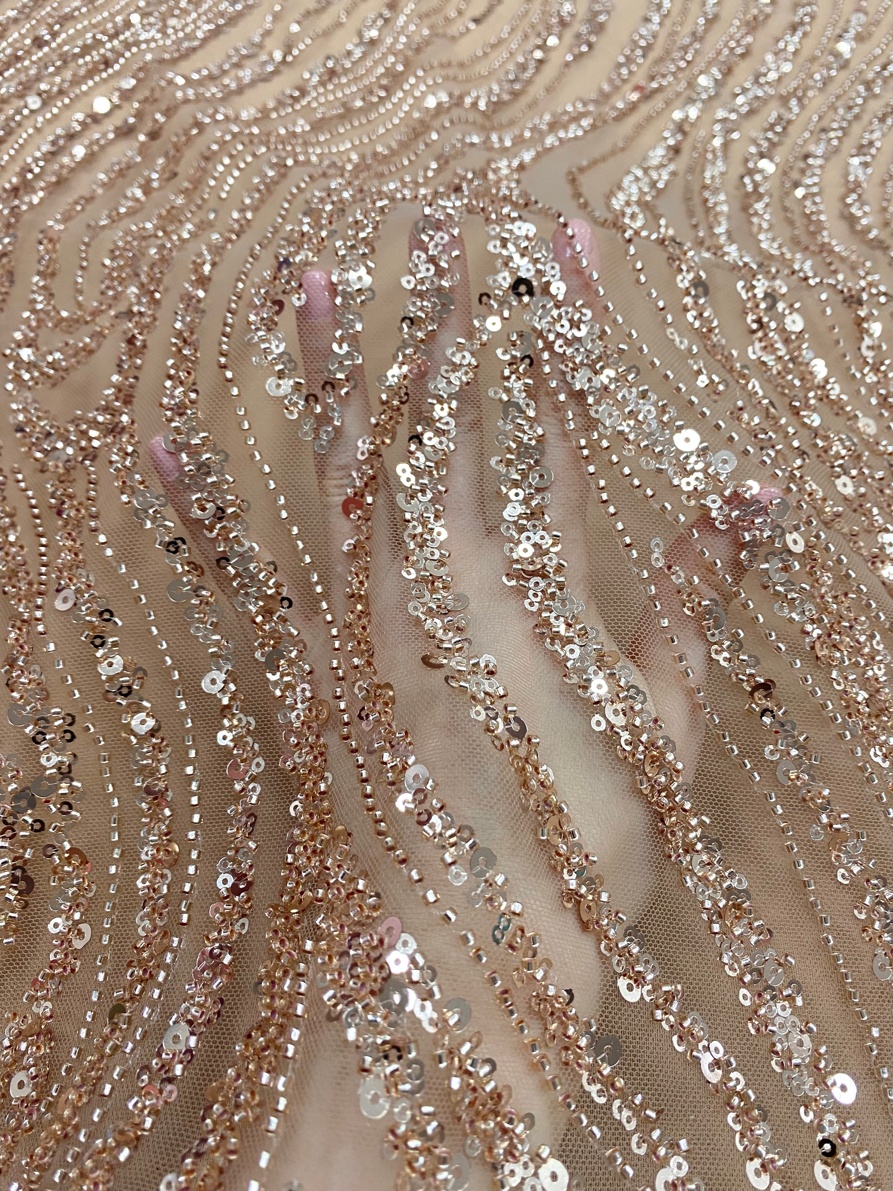 Dantela Couture Arany Rose lineáris mintával, gyöngyökkel és flitterekkel