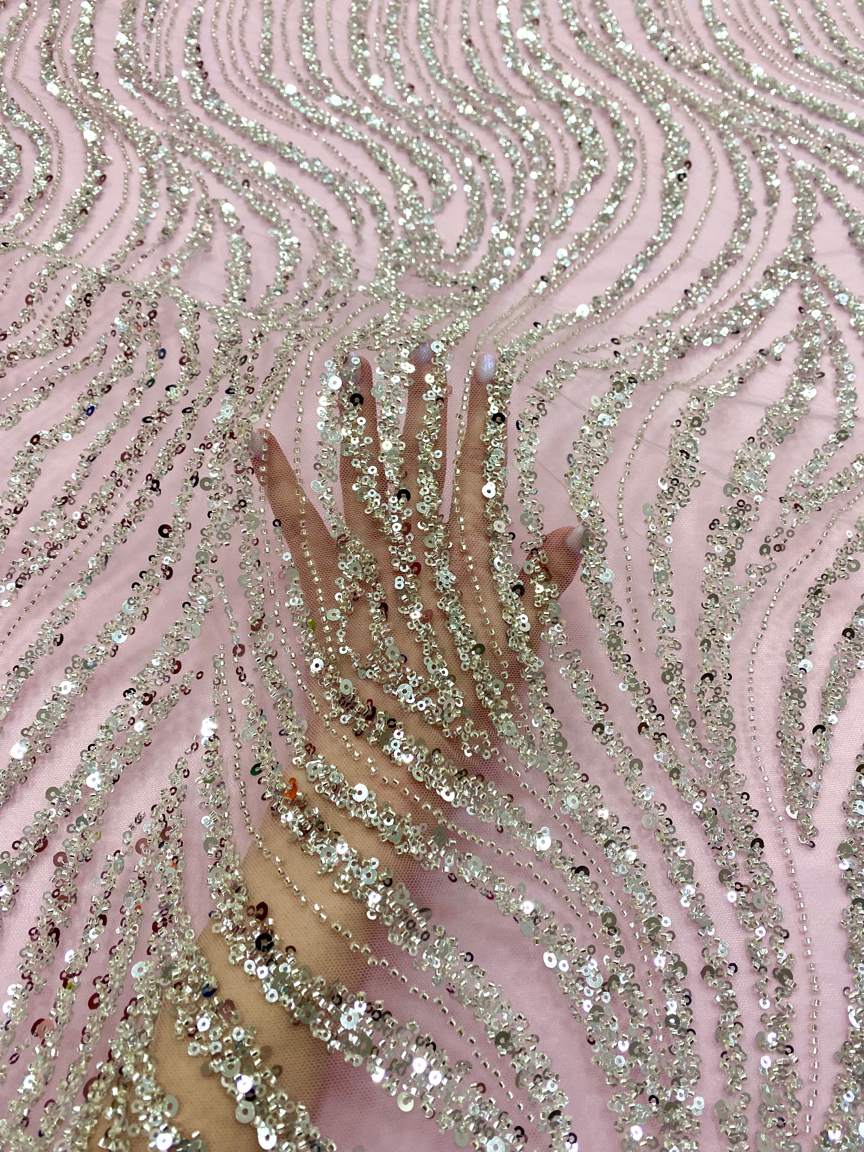 Dantela Couture Argintie pe Tulle Roz cu Model Liniar, cu Margele si Paiete