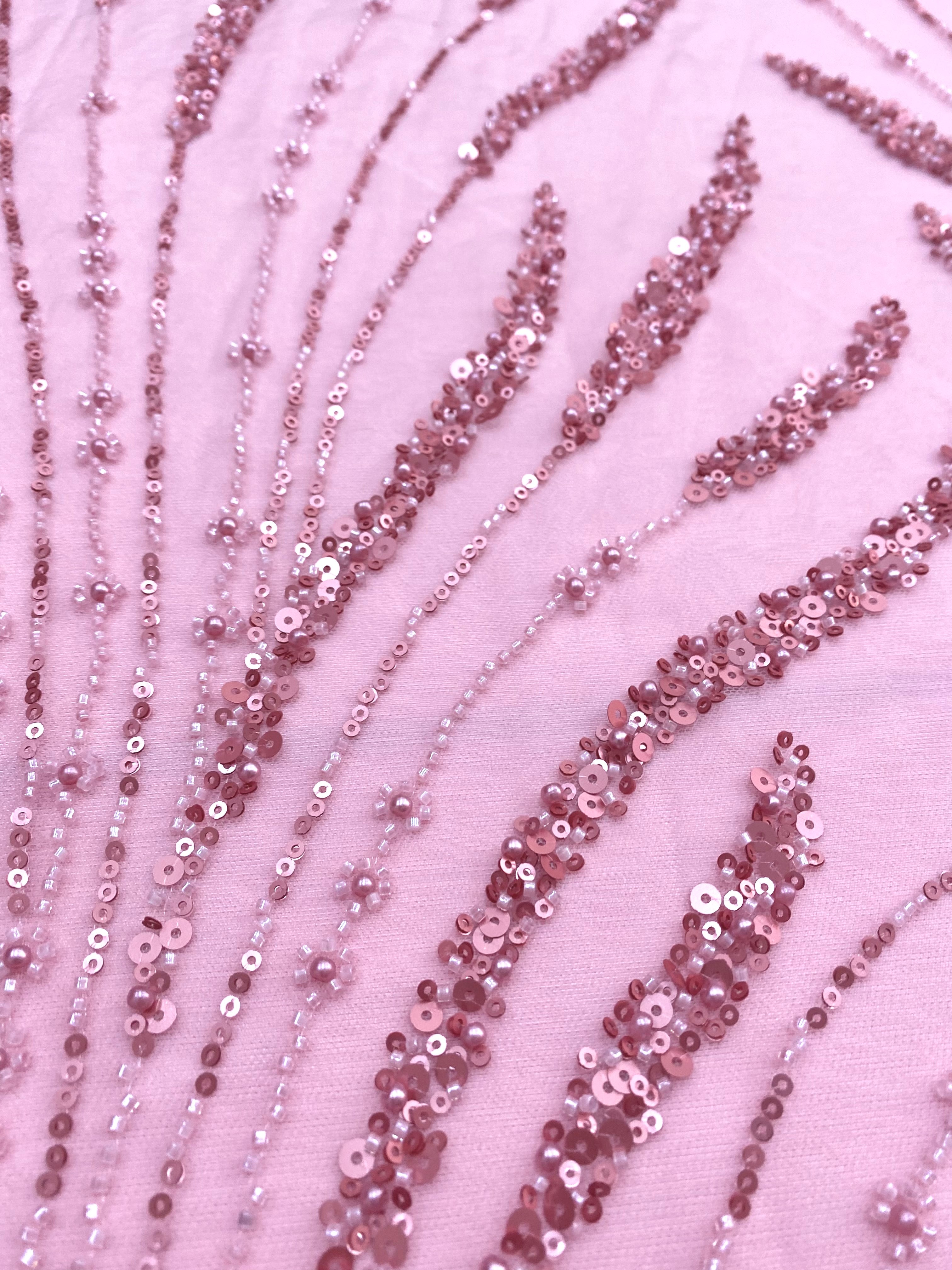 Dantela Couture rózsaszín panellel, gyöngyökkel, gyöngyöcskékkel és flitterekkel