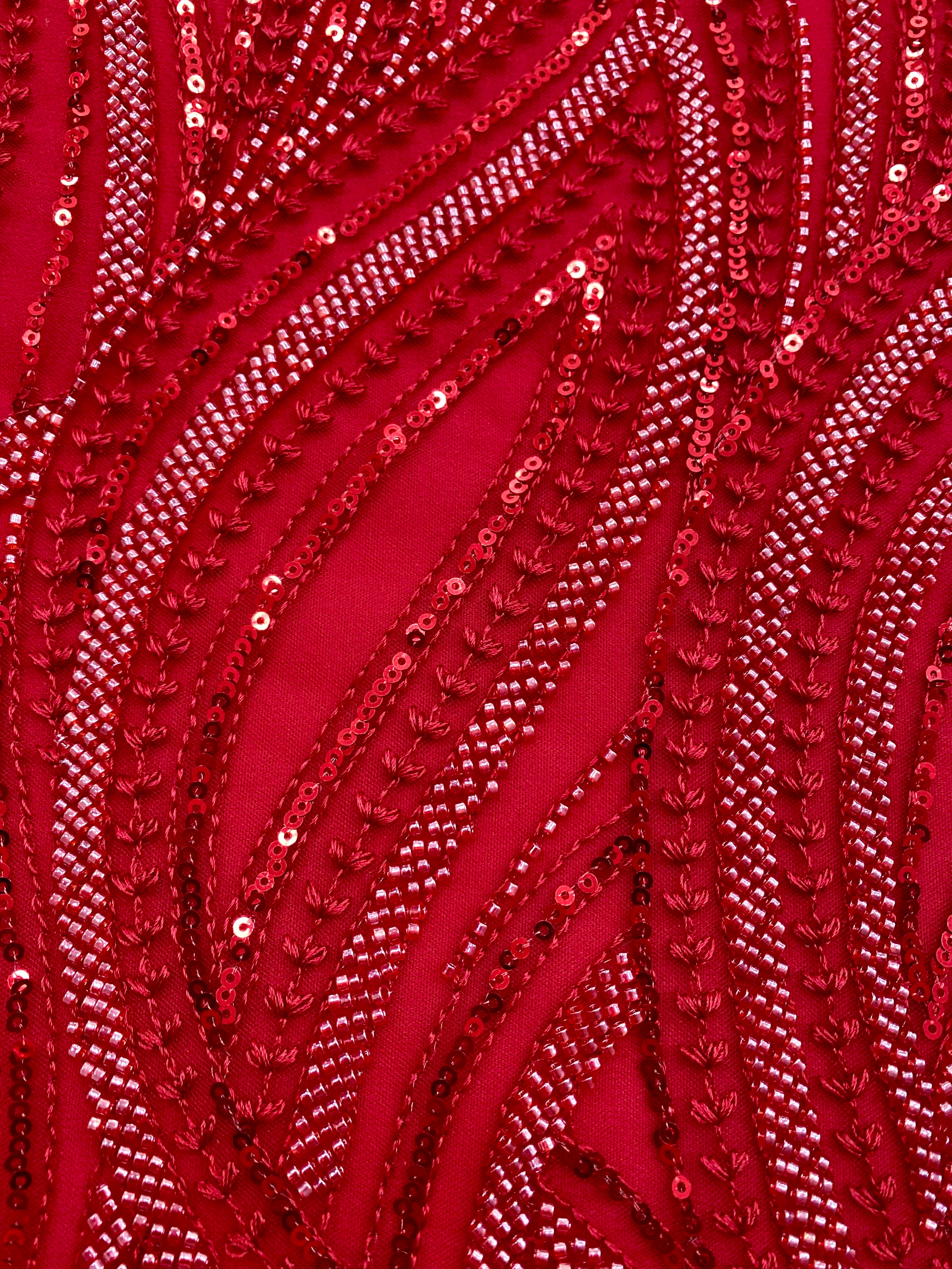 Piros Couture csipke lineáris mintával, gyöngyökkel és flitterekkel