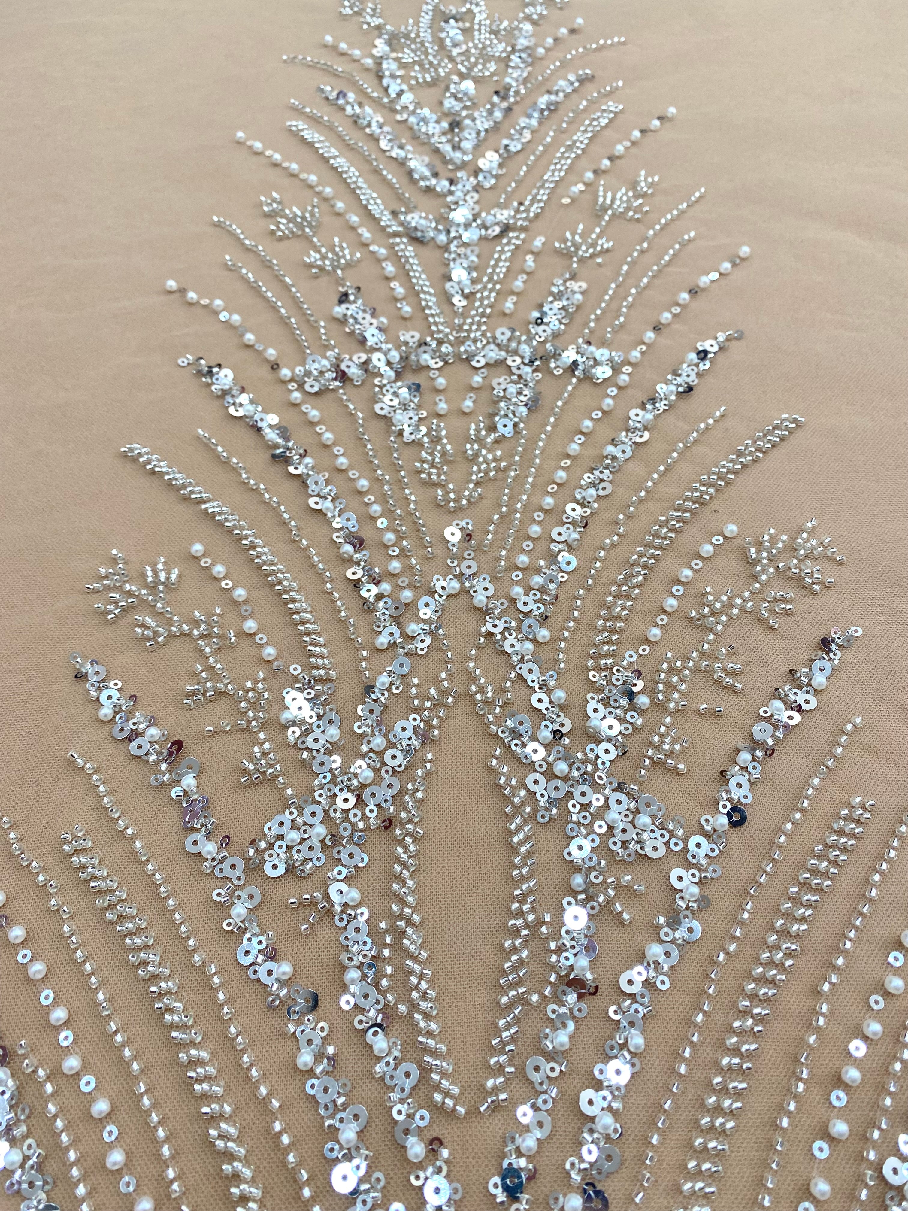 Dantela Couture Argintie pe Tulle Nude cu Panou, cu Perle, Margele si Paiete