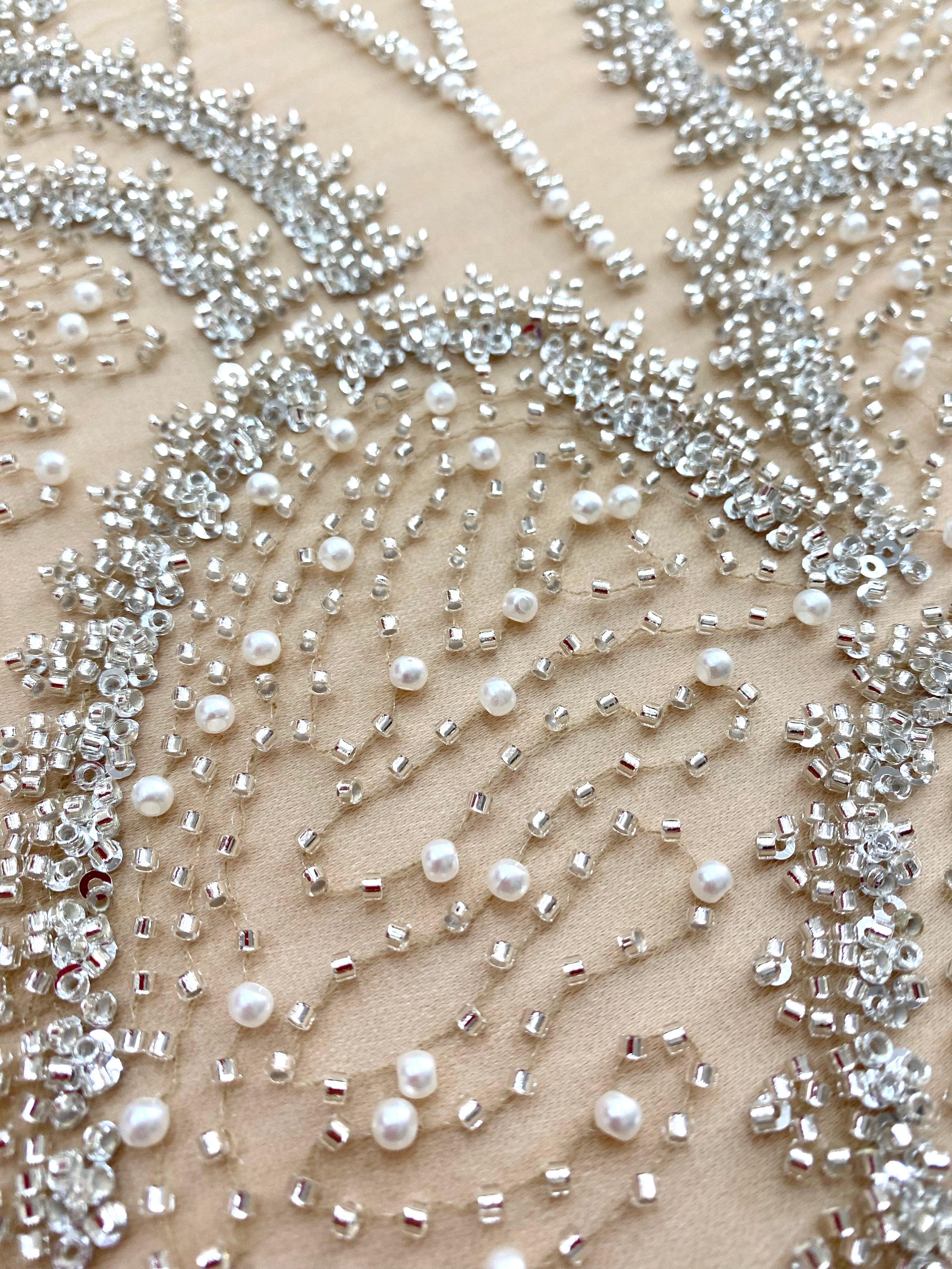 Dantela Couture Argintie pe Tulle Nude cu Model Geometric, cu Perle, Margele si Paiete