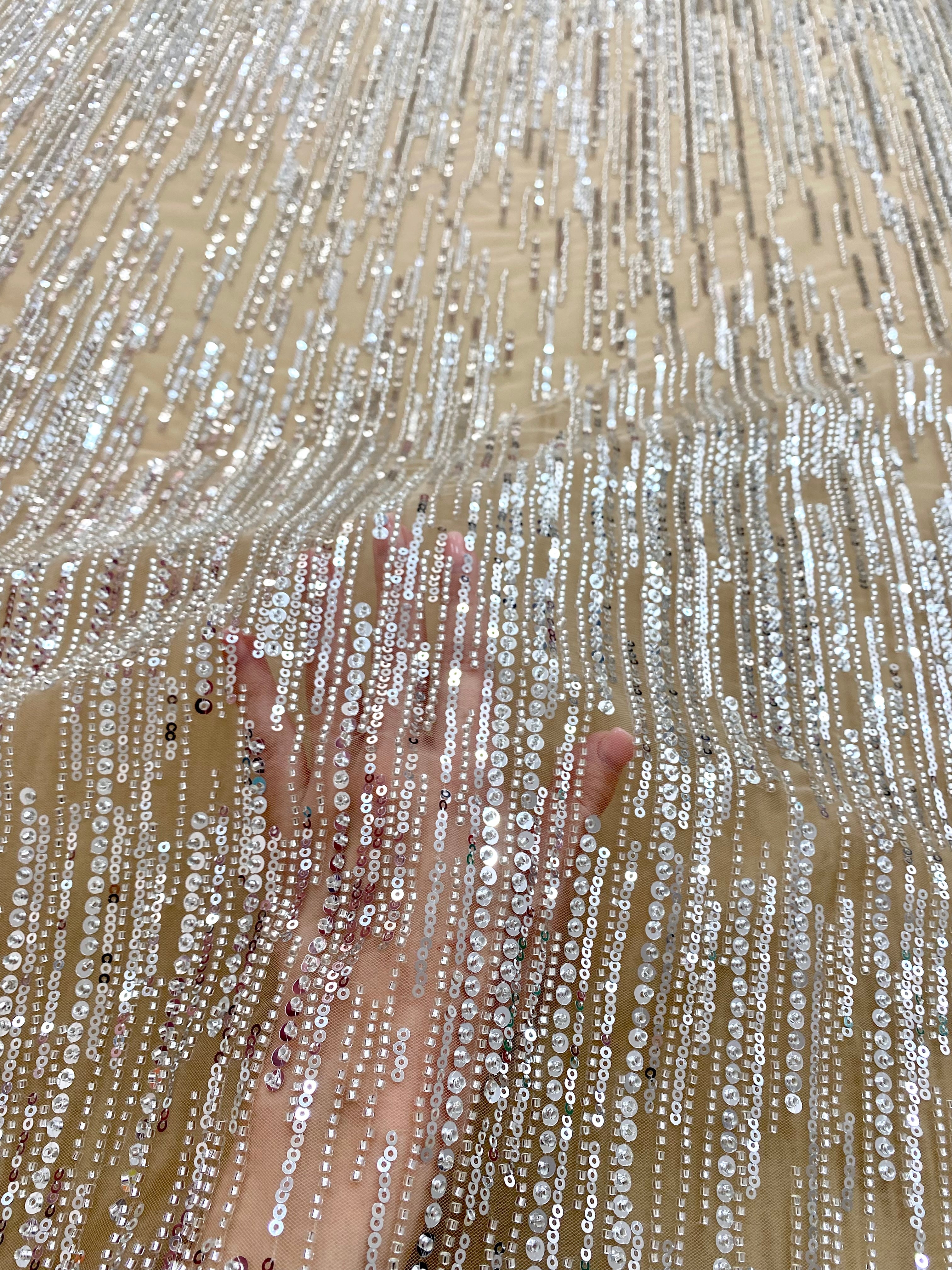 Dantela Couture Argintie pe Tulle Nude cu Model Liniar, cu Margele si Paiete