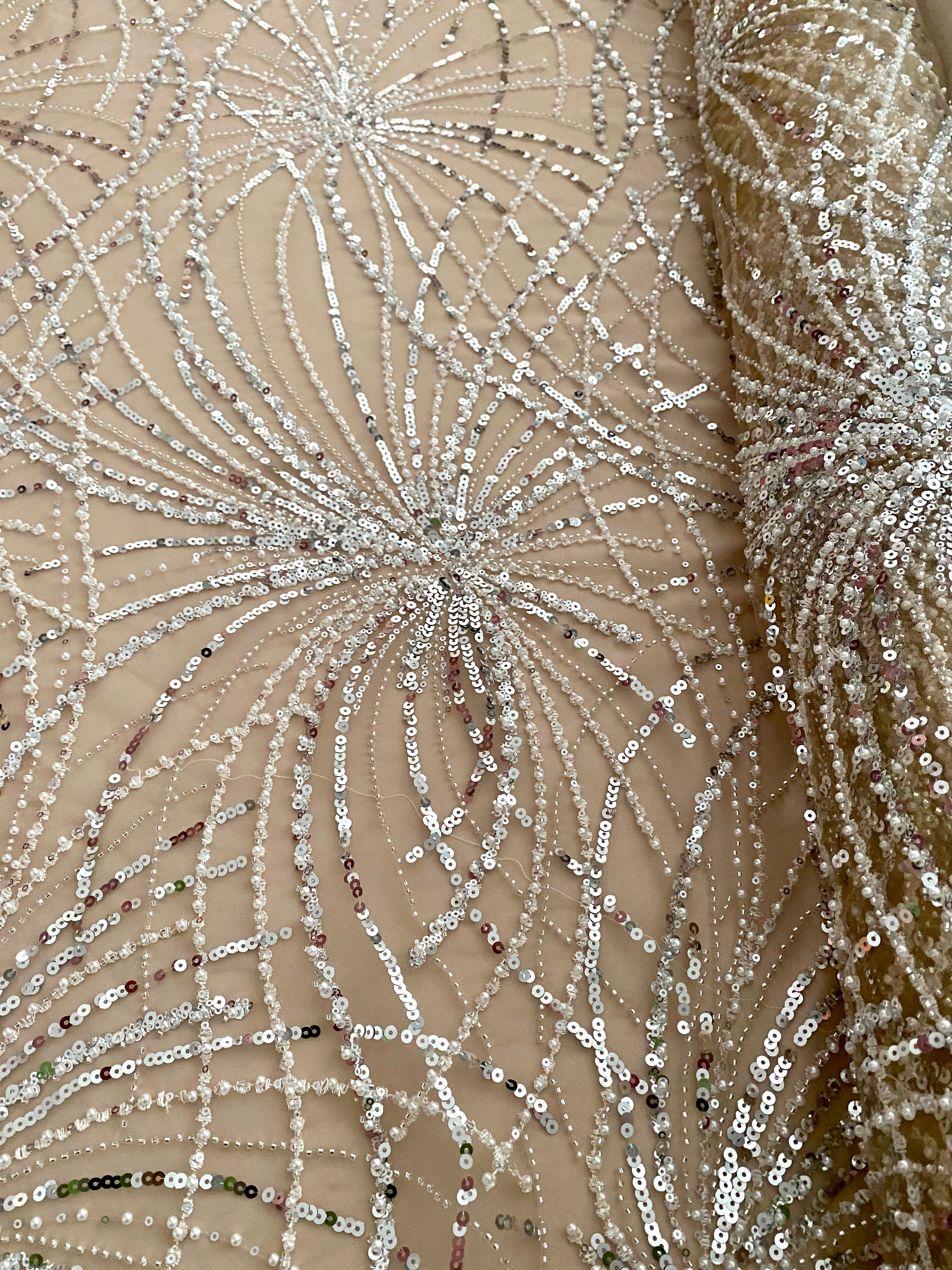 Dantela Couture Argintie pe Tulle Nude cu Model Geometric, cu Perle, Margele si Paiete