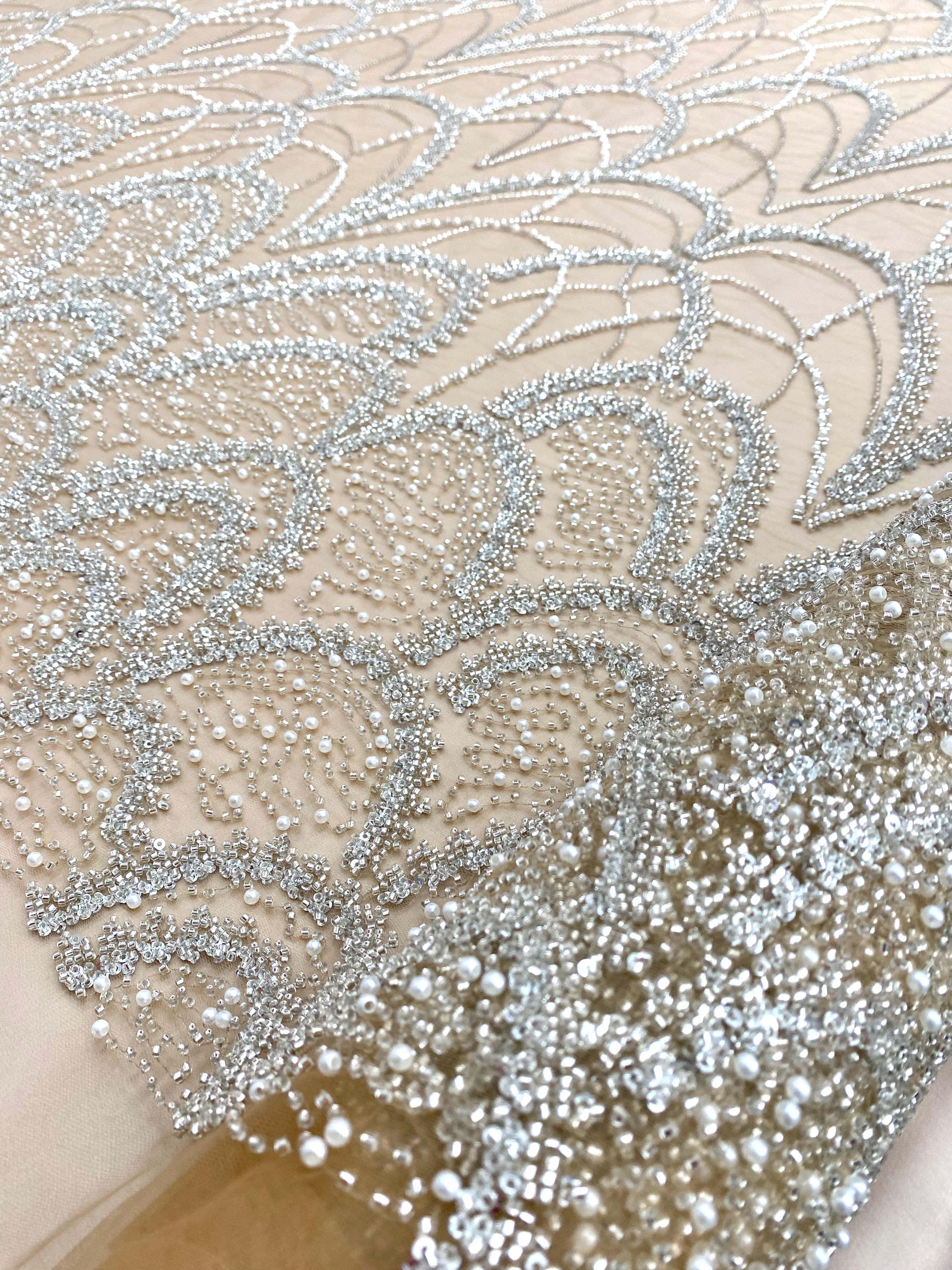Dantela Couture Argintie pe Tulle Nude cu Model Geometric, cu Perle, Margele si Paiete