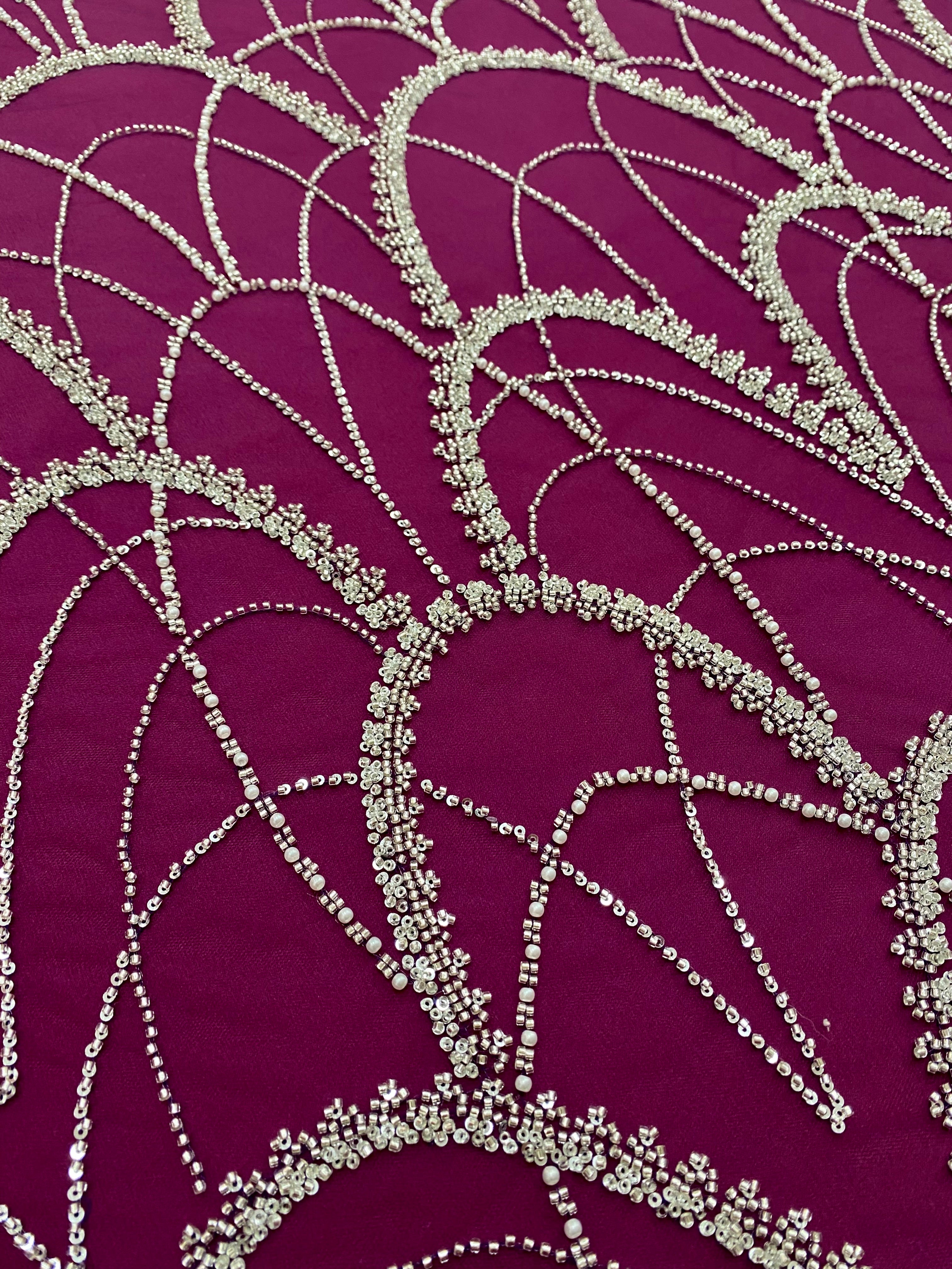 Dantela Couture Argintie pe Tulle Magenta Inchis cu Model Geometric, cu Perle, Margele si Paiete