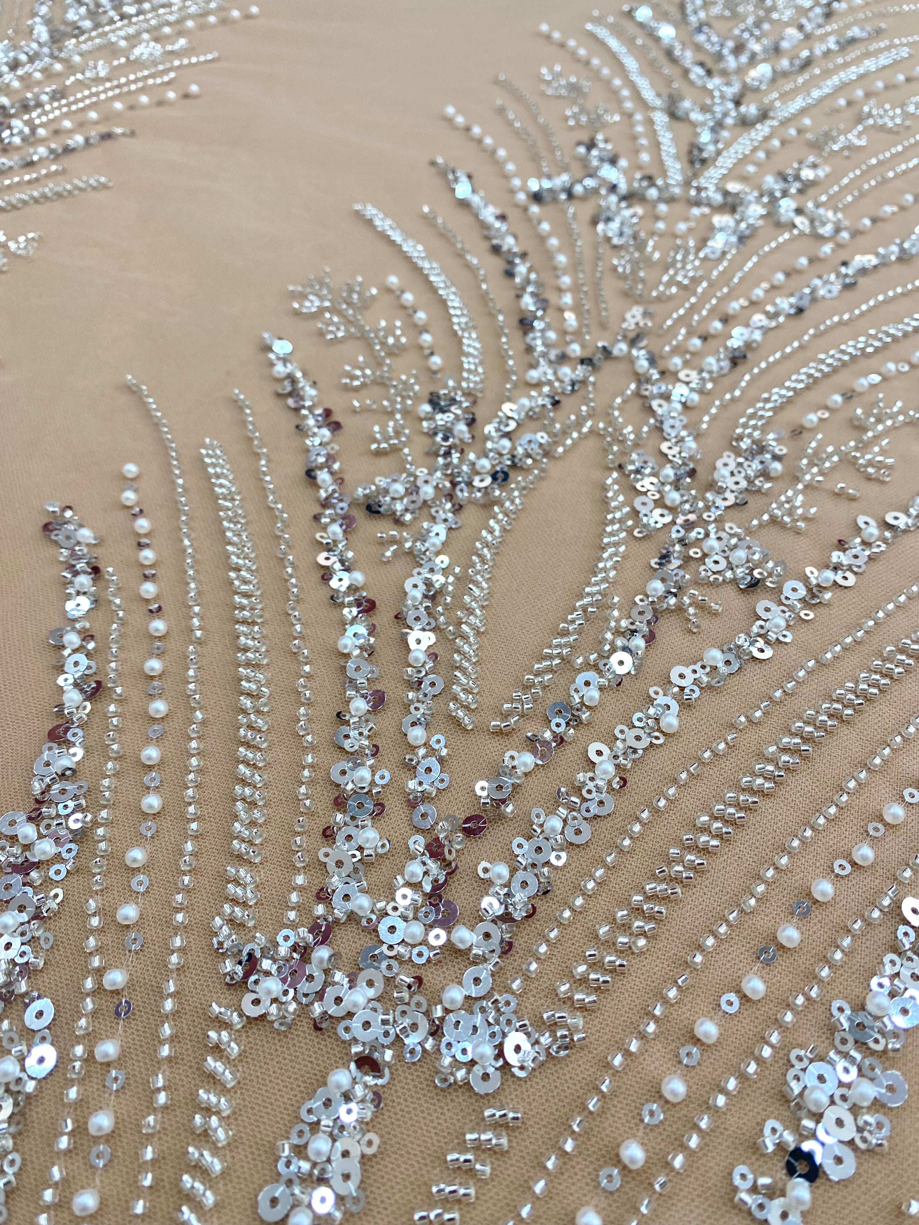 Dantela Couture Argintie pe Tulle Nude cu Panou, cu Perle, Margele si Paiete