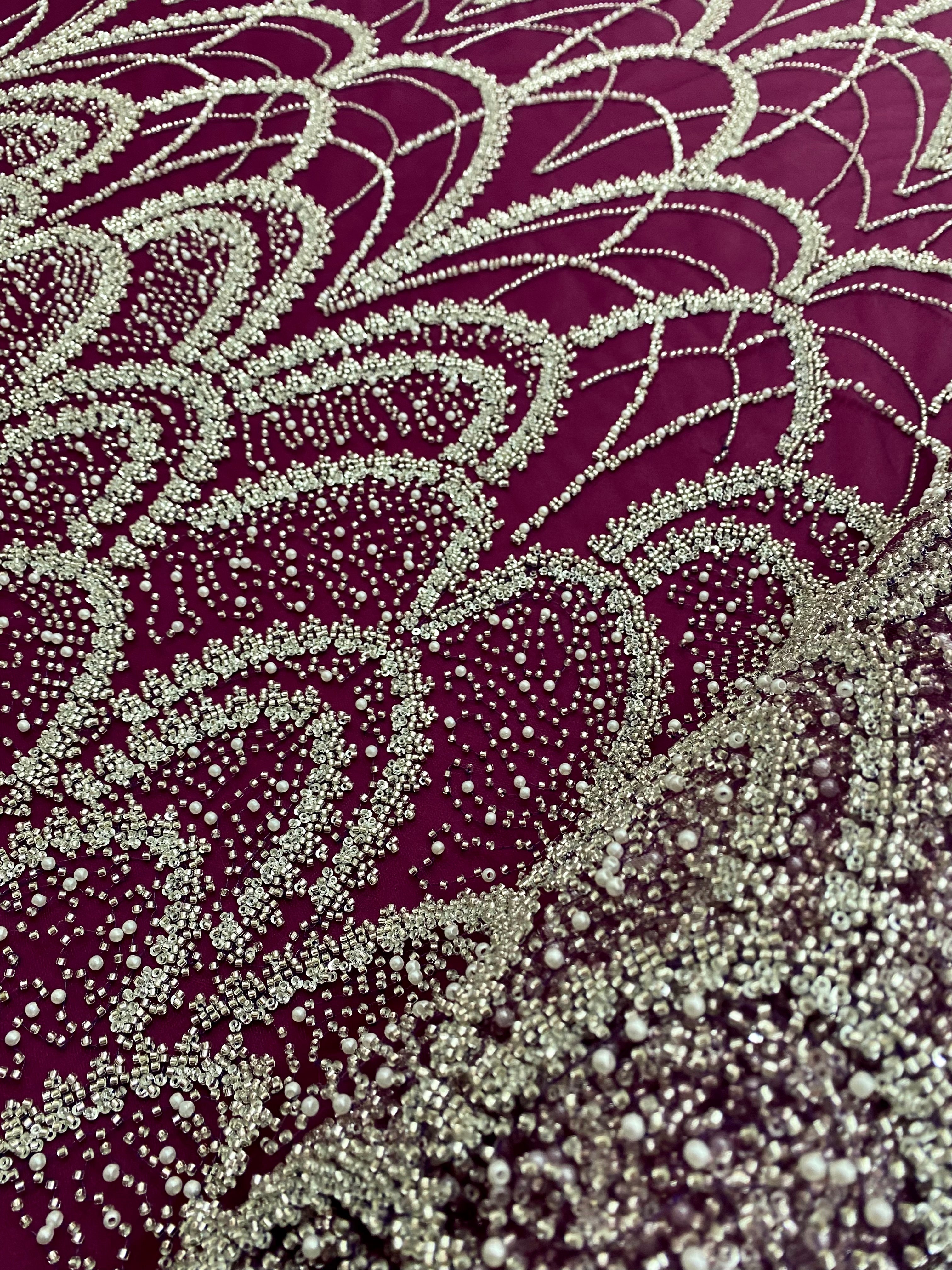 Dantela Couture Argintie pe Tulle Magenta Inchis cu Model Geometric, cu Perle, Margele si Paiete
