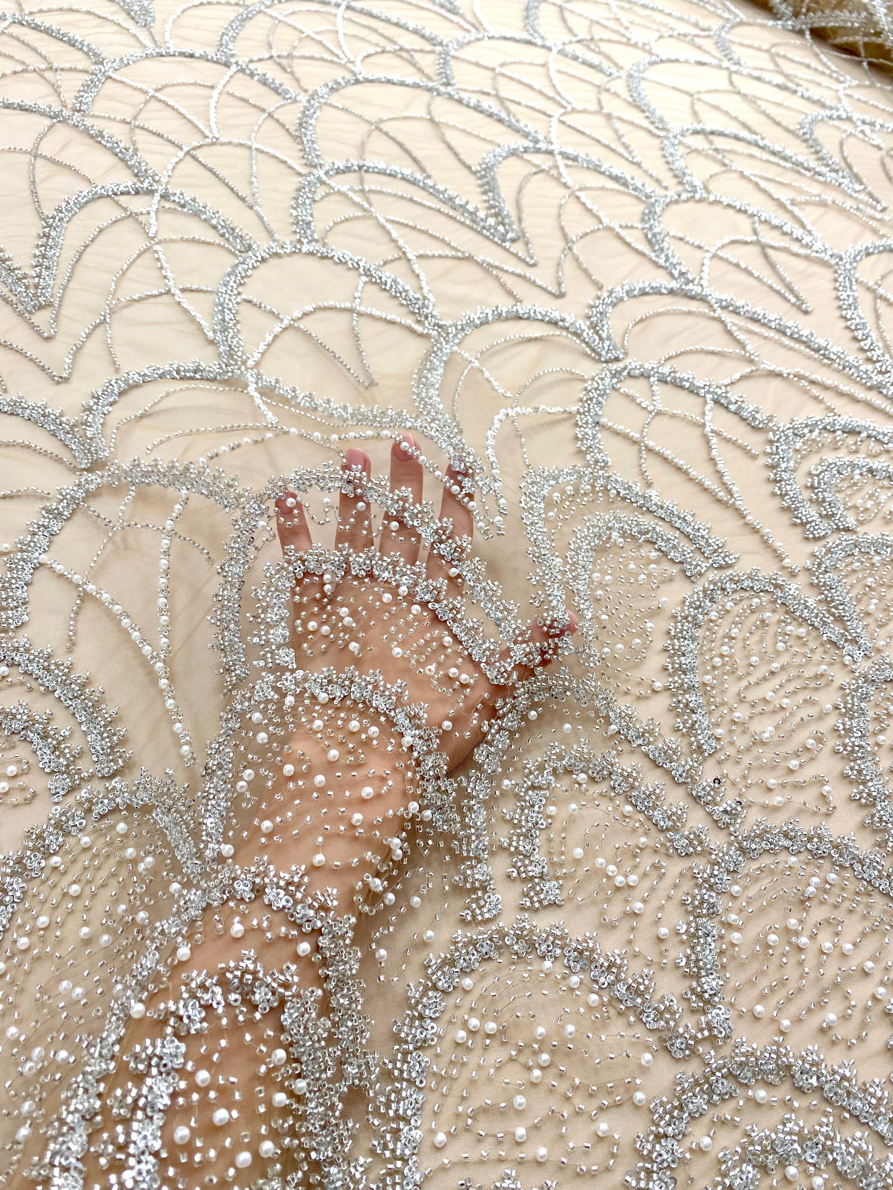 Dantela Couture Argintie pe Tulle Nude cu Model Geometric, cu Perle, Margele si Paiete
