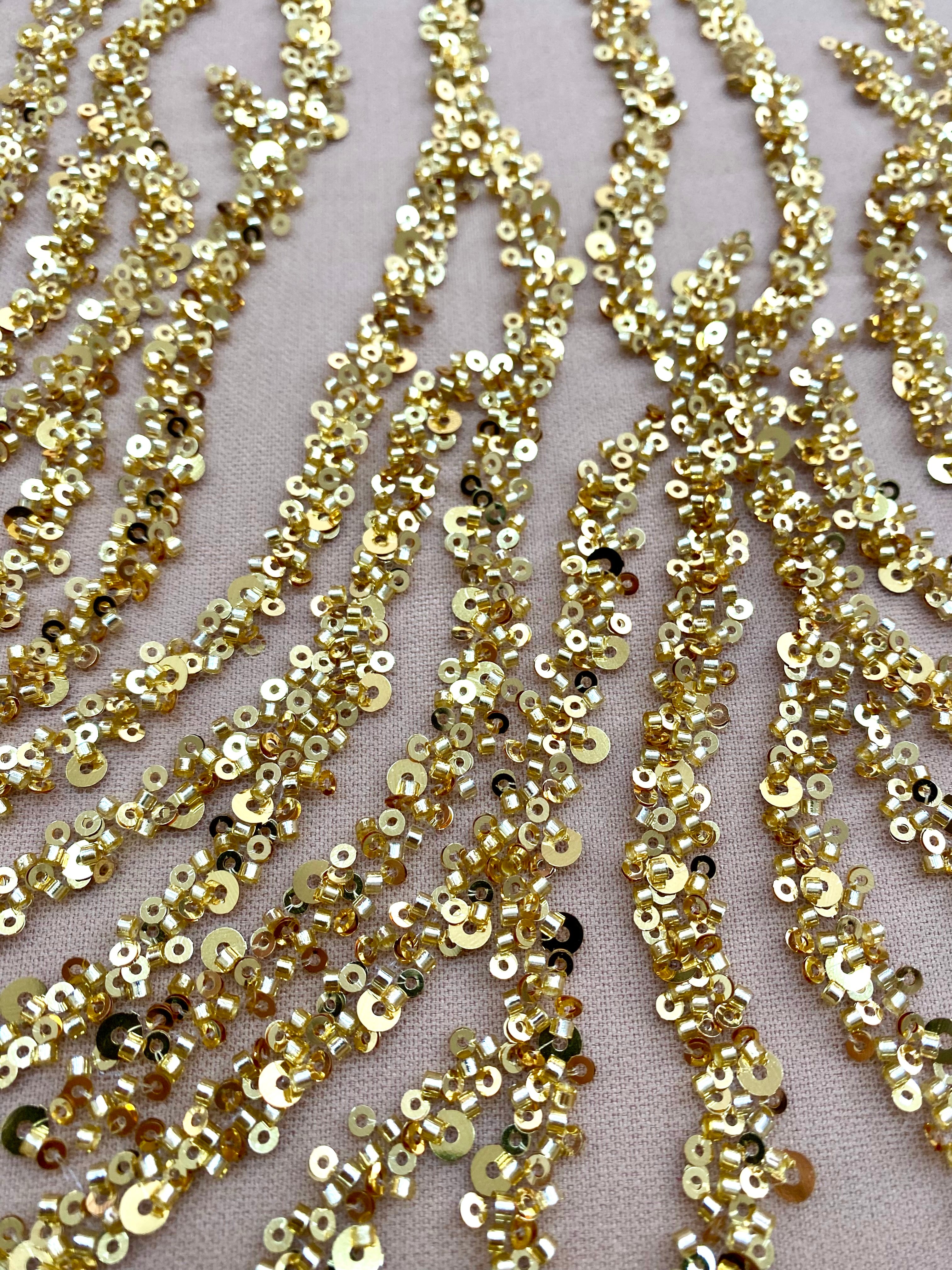 Csipke Couture Arany Szálakkal, Gyöngyökkel és Flitterekkel
