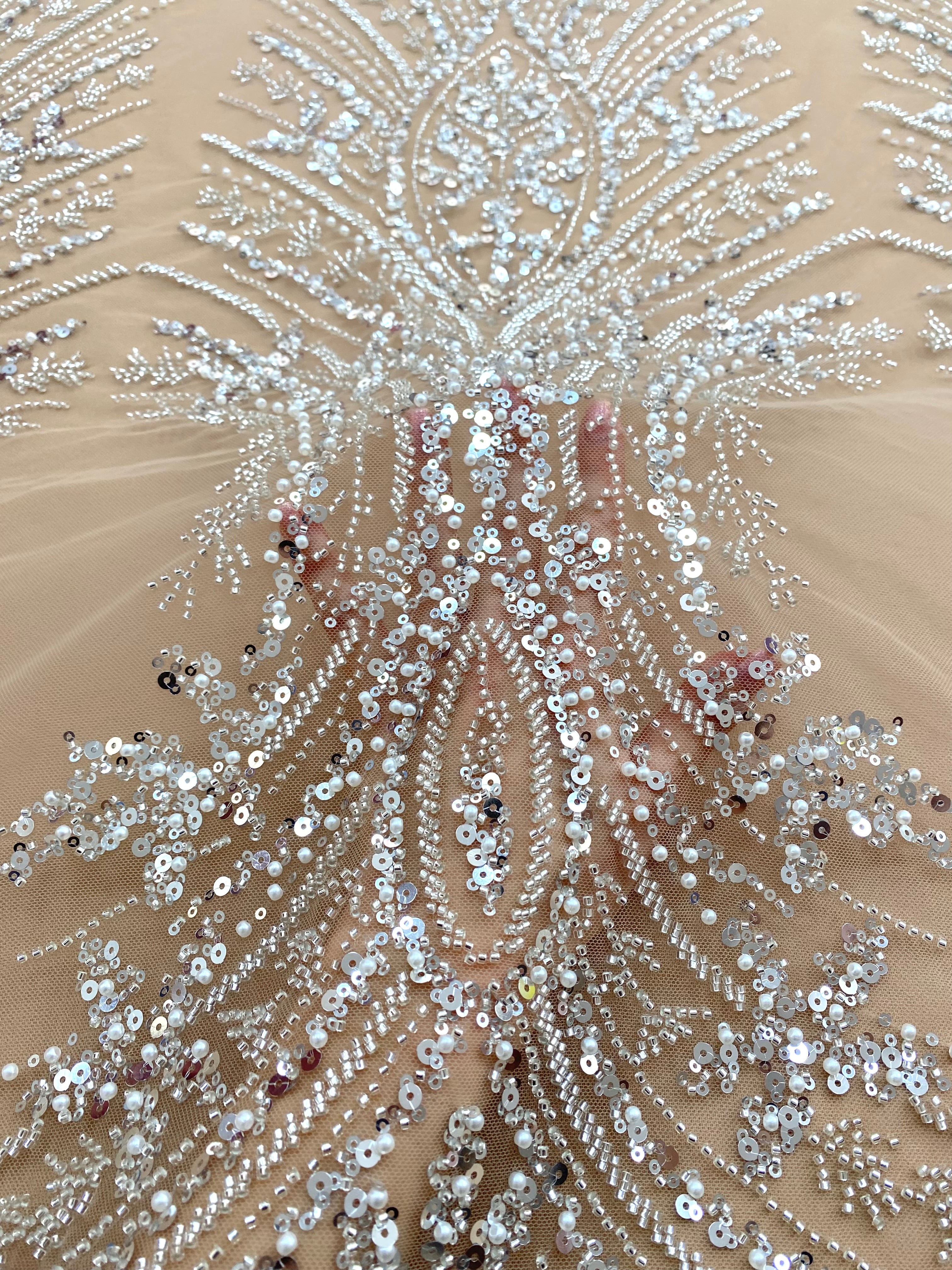 Dantela Couture Argintie pe Tulle Nude cu Panou, cu Perle, Margele si Paiete