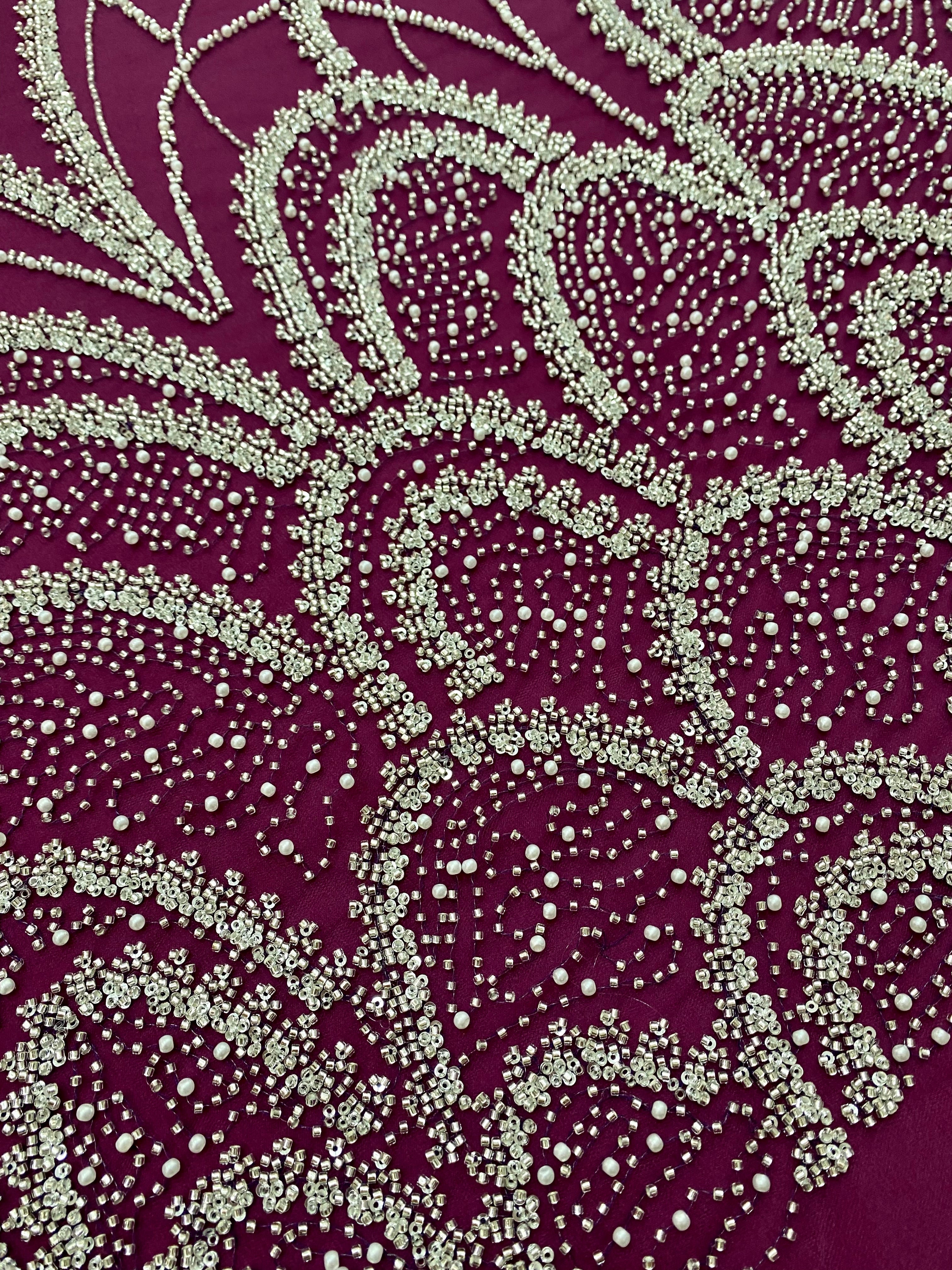 Dantela Couture Argintie pe Tulle Magenta Inchis cu Model Geometric, cu Perle, Margele si Paiete