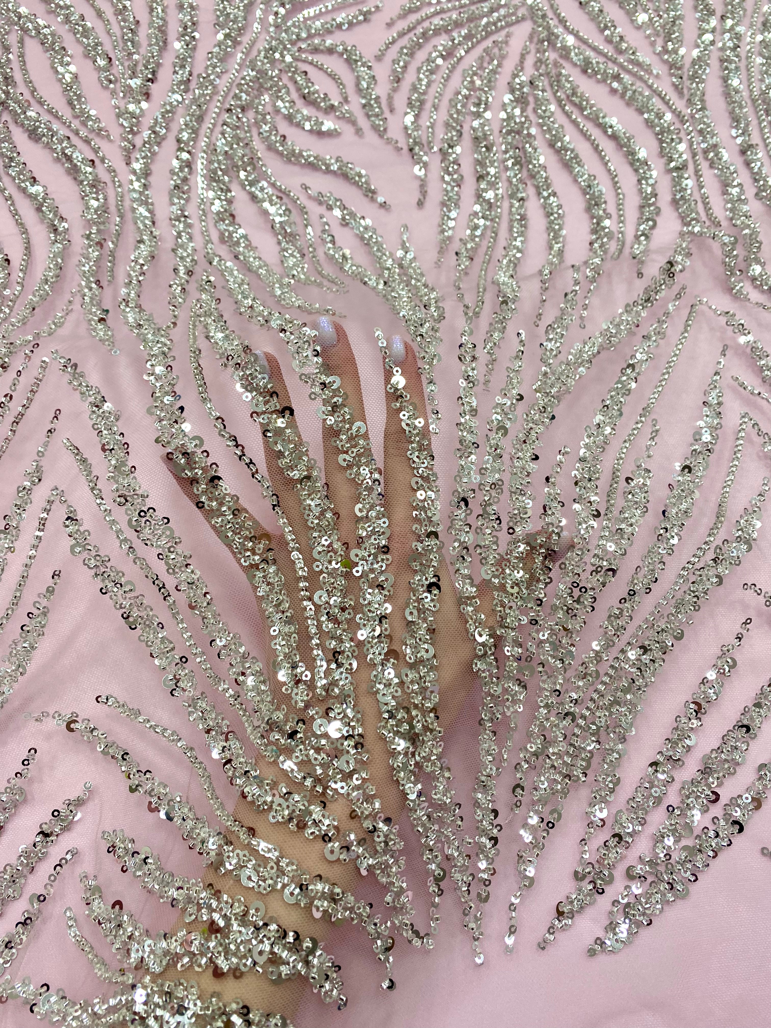 Cupon 1.47 m din Dantela Couture Argintie pe Tulle Roz cu Siraguri, cu Margele si Paiete