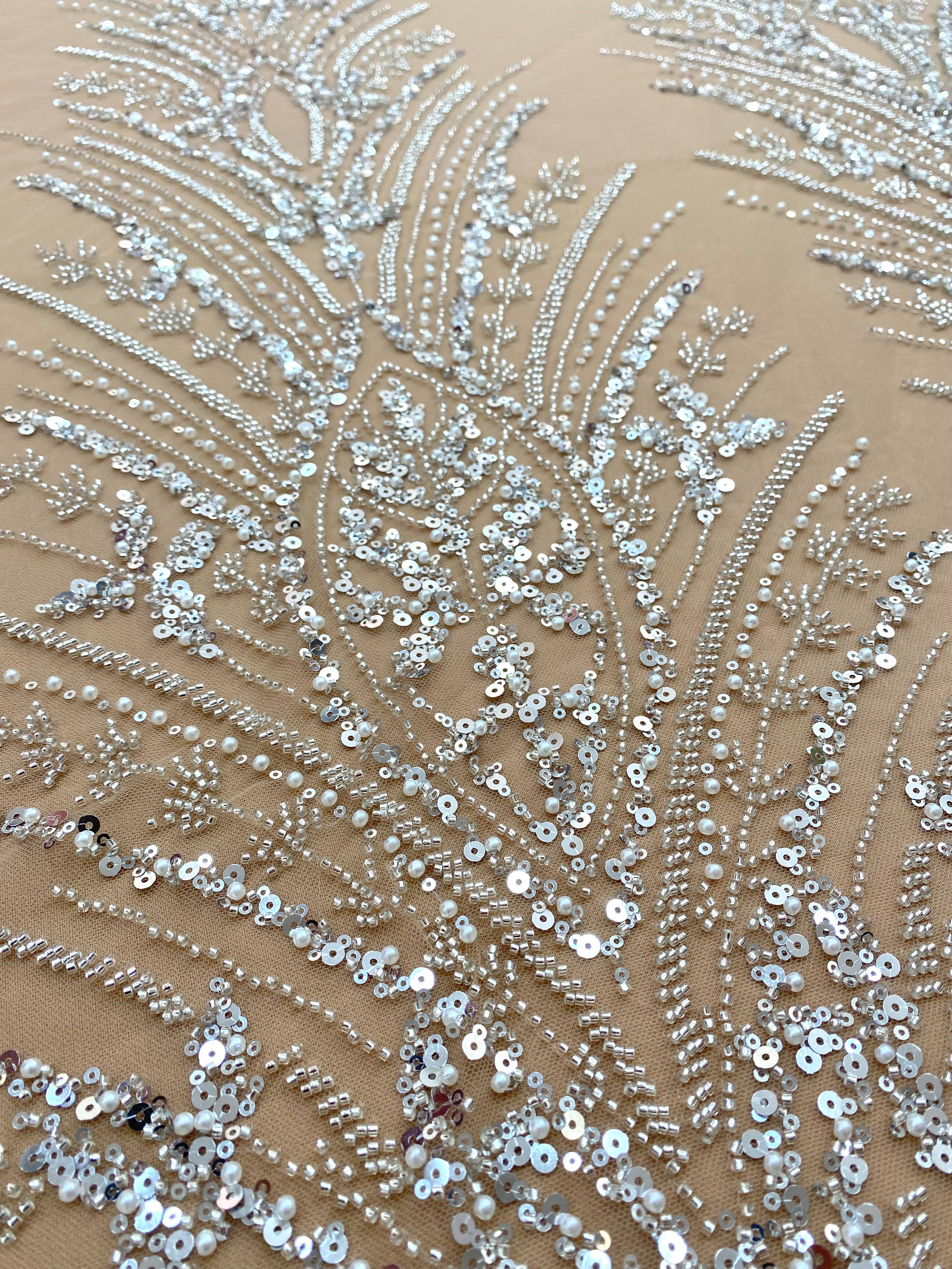 Dantela Couture Argintie pe Tulle Nude cu Panou, cu Perle, Margele si Paiete