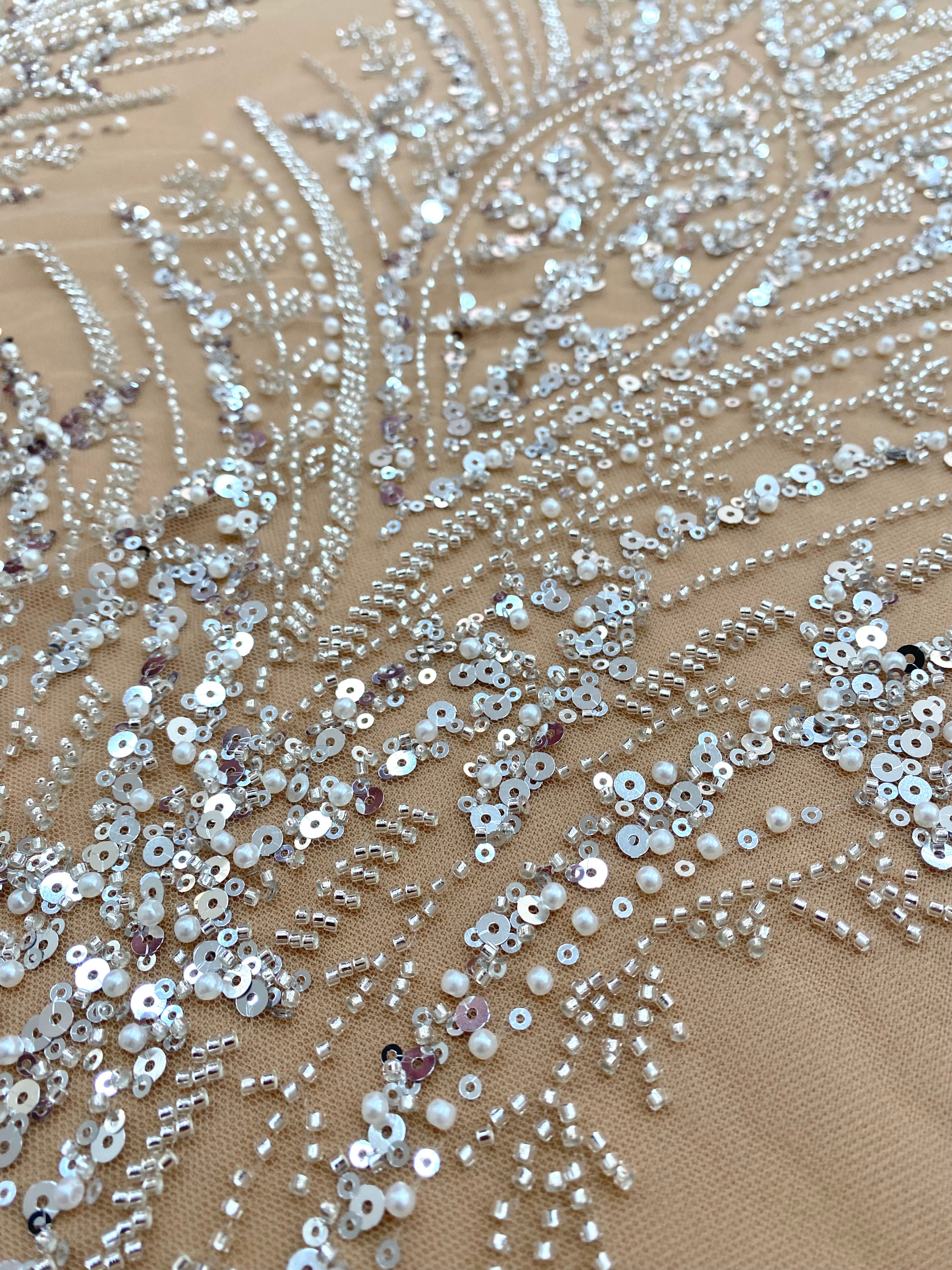 Dantela Couture Argintie pe Tulle Nude cu Panou, cu Perle, Margele si Paiete