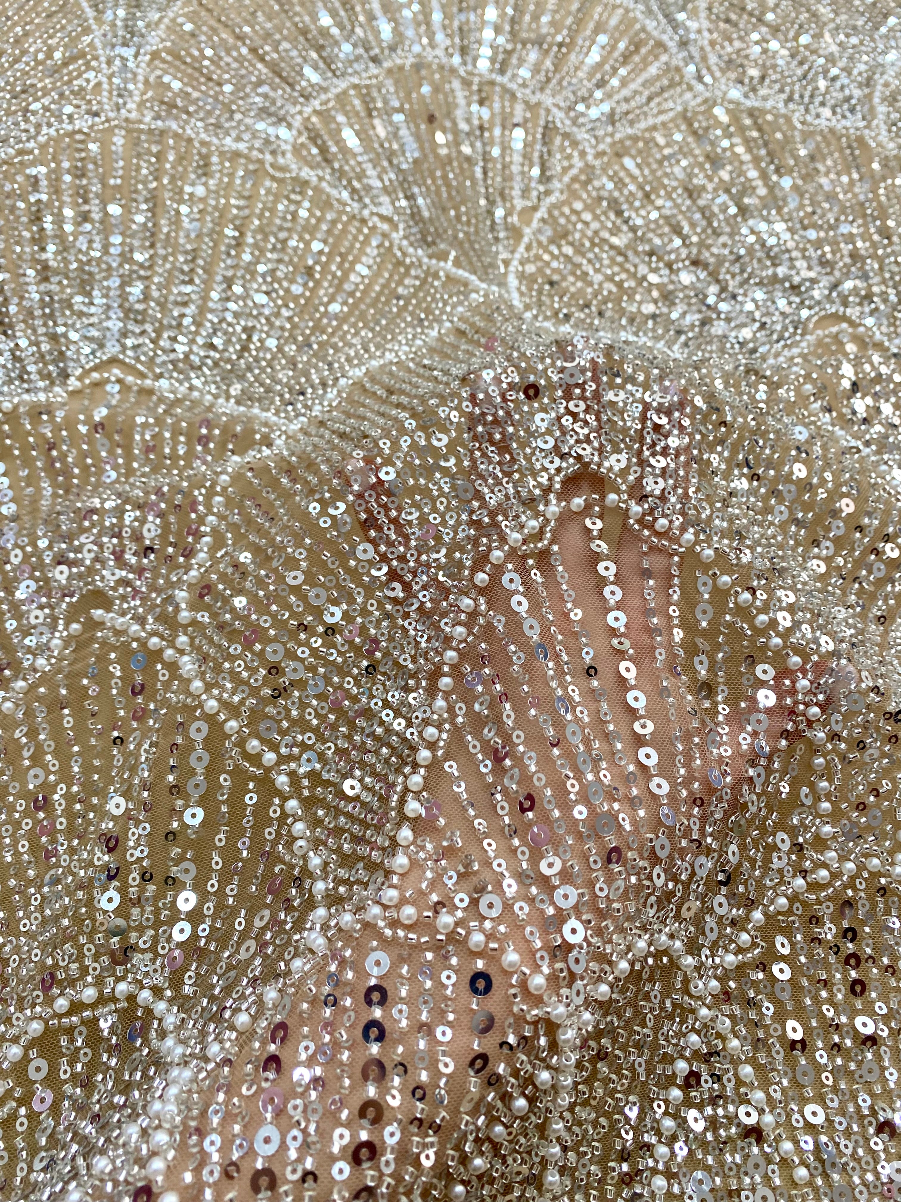Dantela Couture Argintie pe Tulle Nude cu Model Geometric, cu Perle, Margele si Paiete