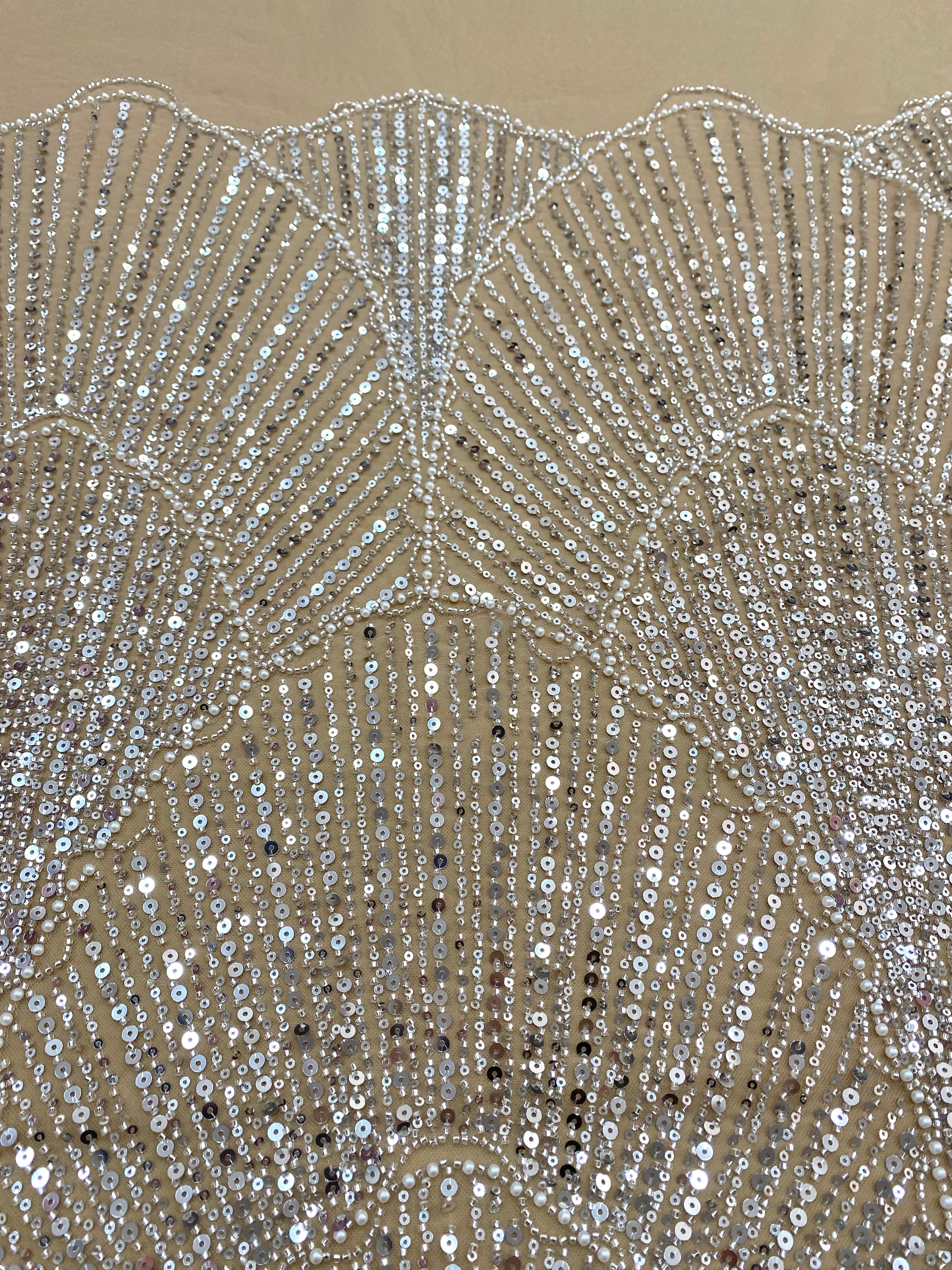 Dantela Couture Argintie pe Tulle Nude cu Model Geometric, cu Perle, Margele si Paiete