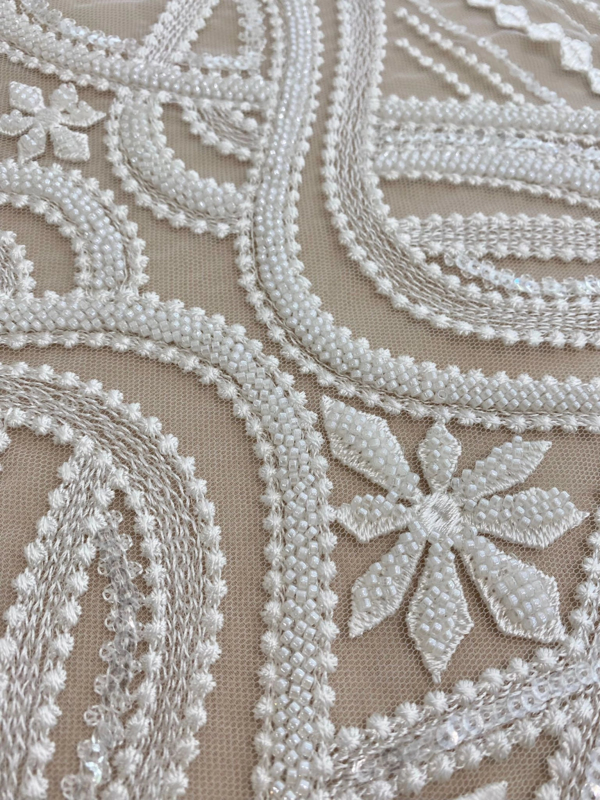 Dantela Ivory cu Model Geometric, cu Perle si Paiete