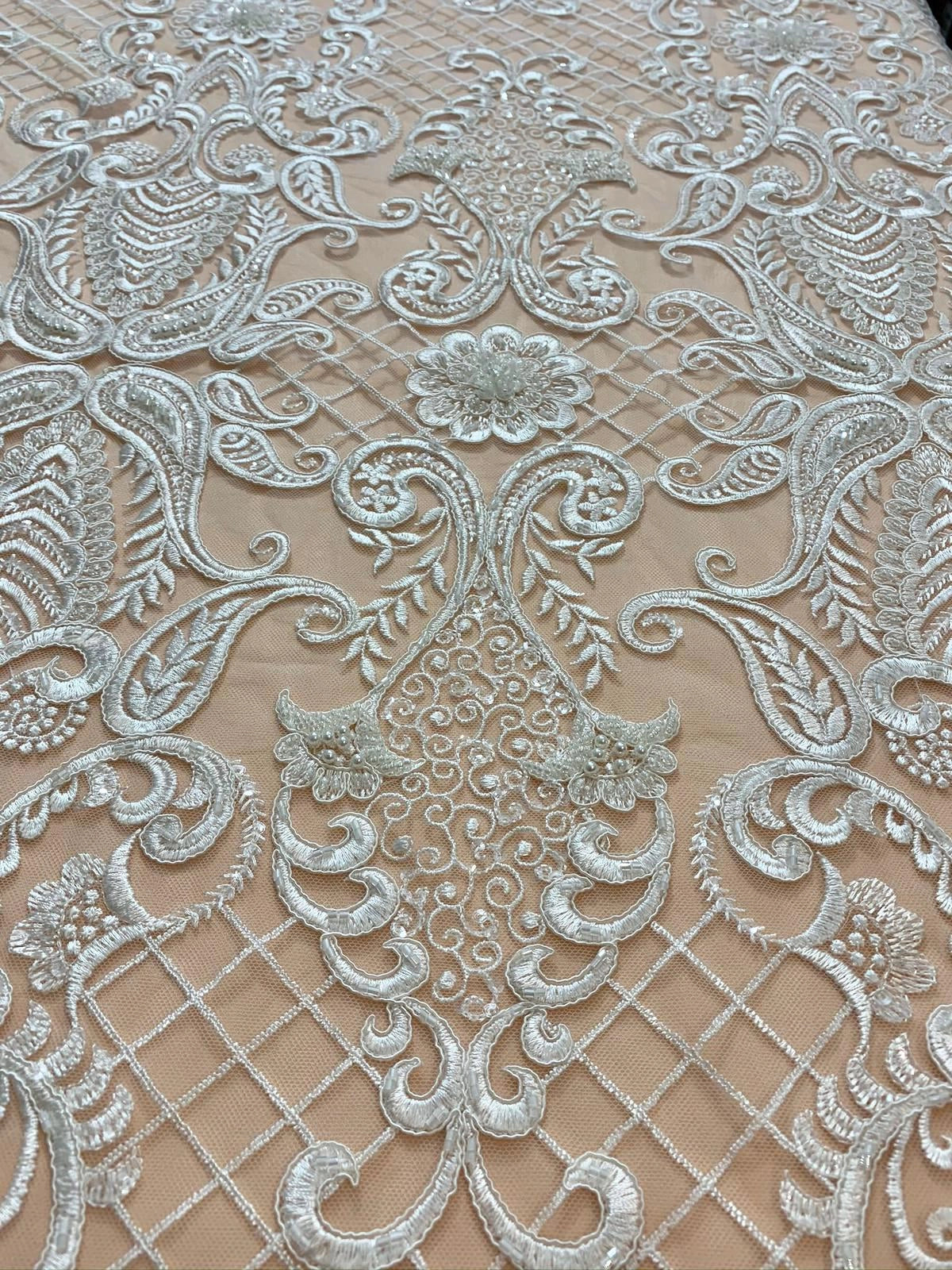 Dantela cu Model cu Gratar, Perle Sidefate si Paiete
