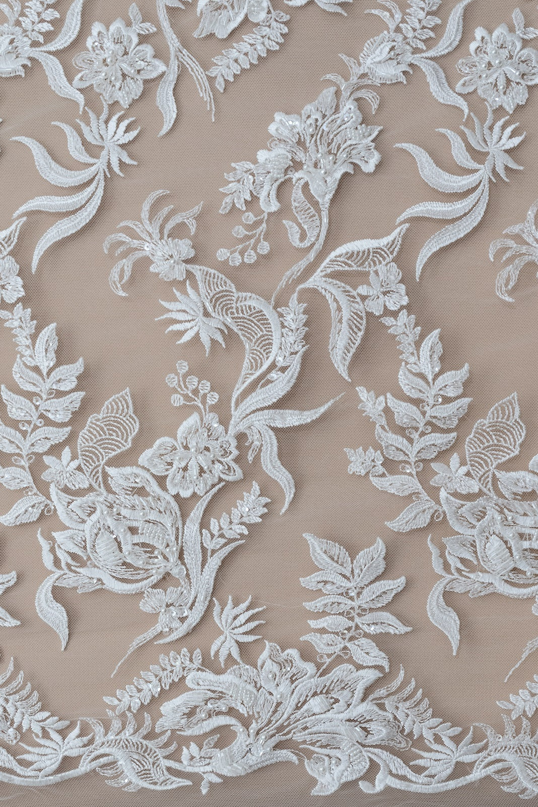 Dantela cu Model Floral, cu Cristale, Perle Sidefate si Paiete
