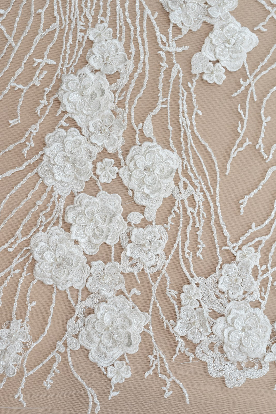 Dantela cu Model Floral, cu Flori 3D, Perle Sidefate si Paiete