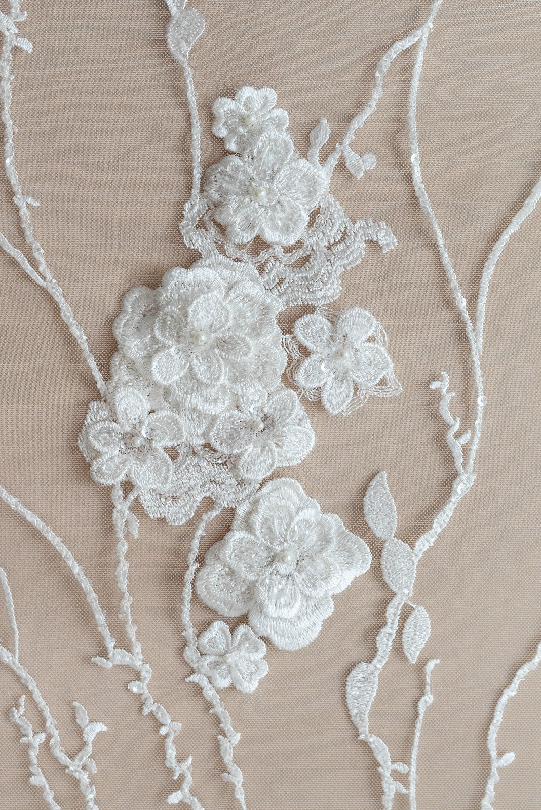 Dantela cu Model Floral, cu Flori 3D, Perle Sidefate si Paiete