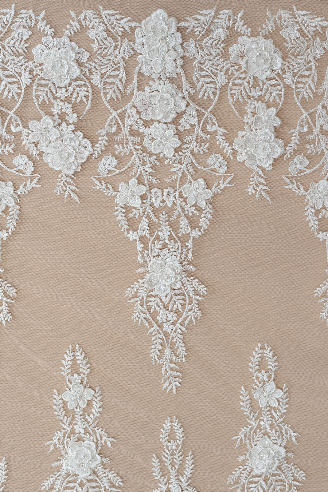Dantela cu Model Floral, cu Flori 3D, Perle Sidefate si Paiete