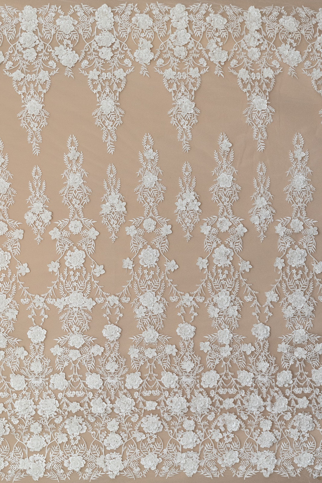 Dantela cu Model Floral, cu Flori 3D, Perle Sidefate si Paiete