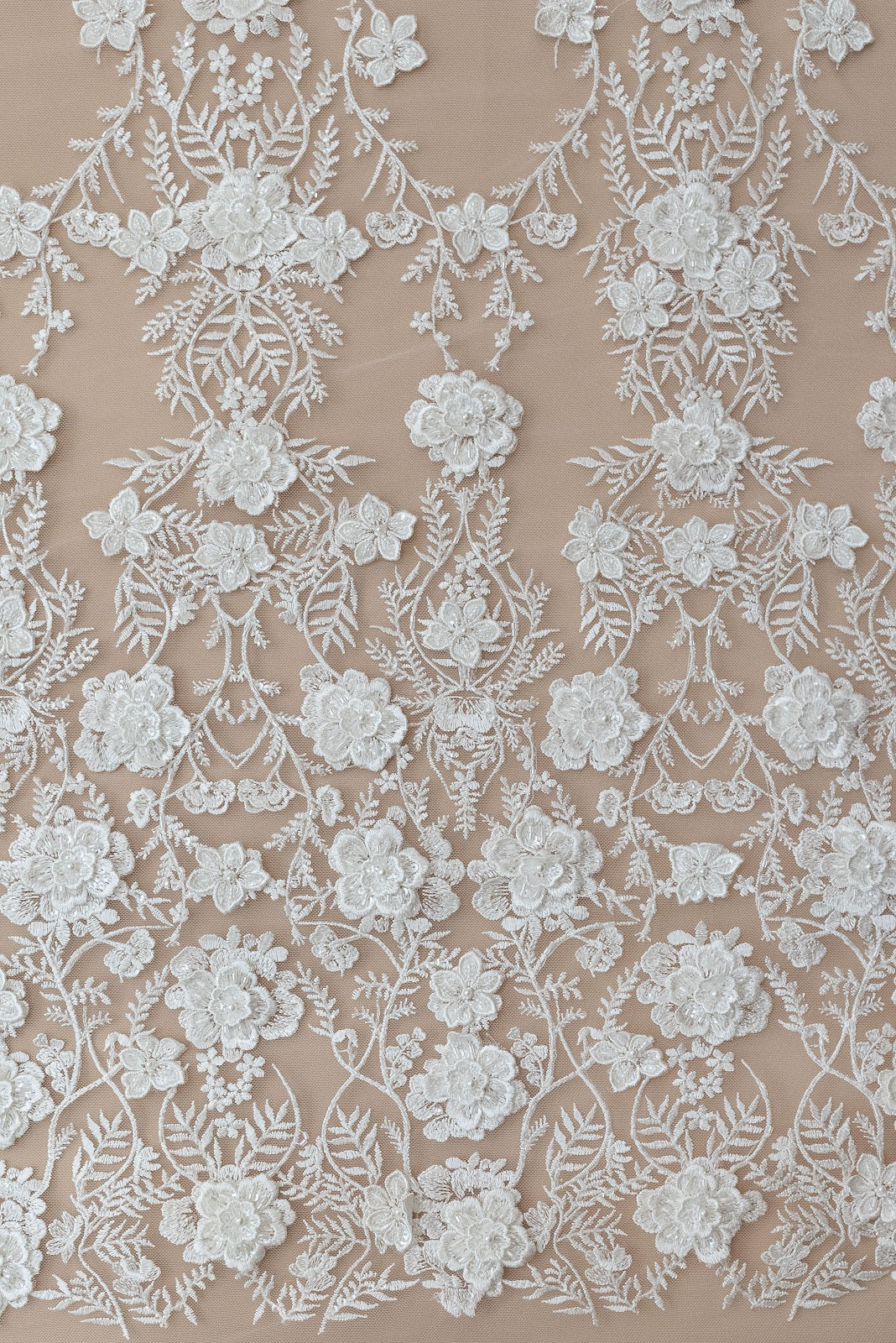 Dantela cu Model Floral, cu Flori 3D, Perle Sidefate si Paiete