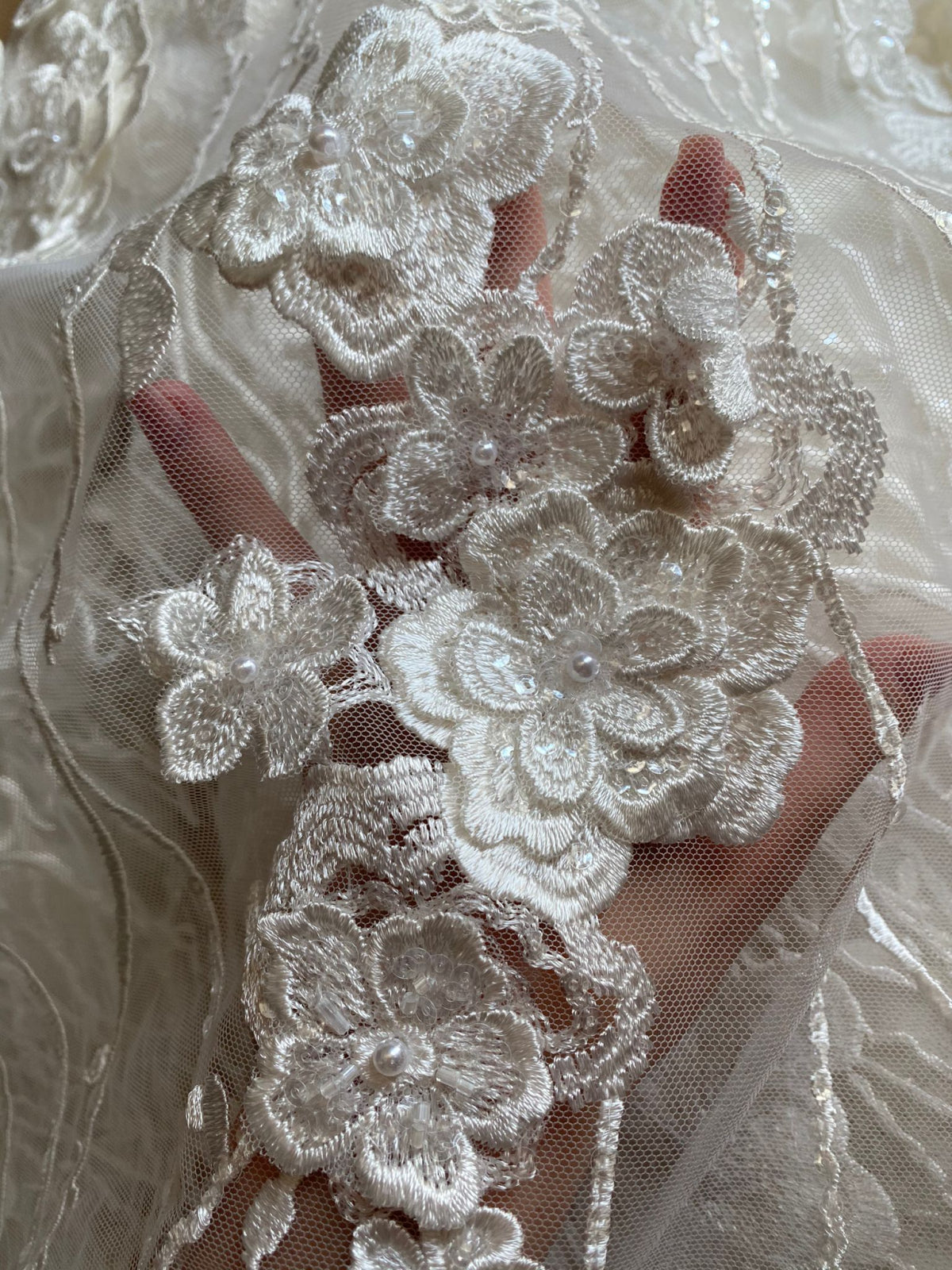 Dantela cu Model Floral, cu Flori 3D, Perle Sidefate si Paiete