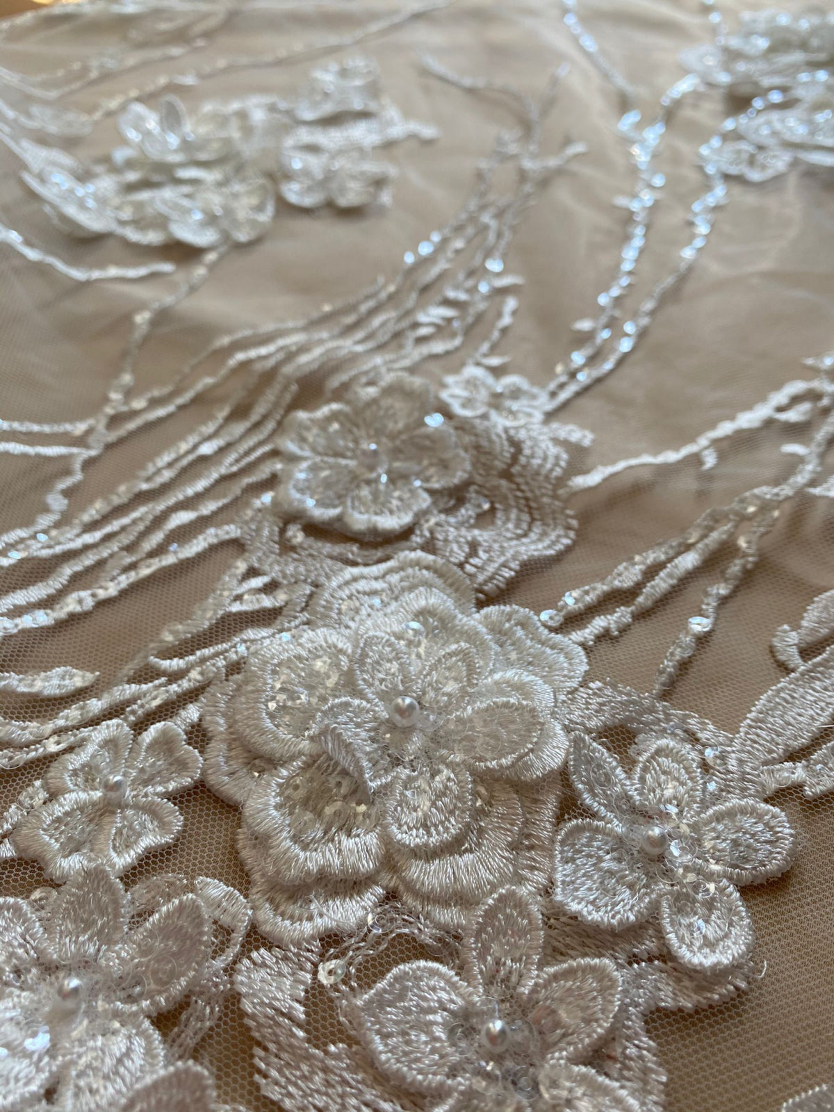 Dantela cu Model Floral, cu Flori 3D, Perle Sidefate si Paiete