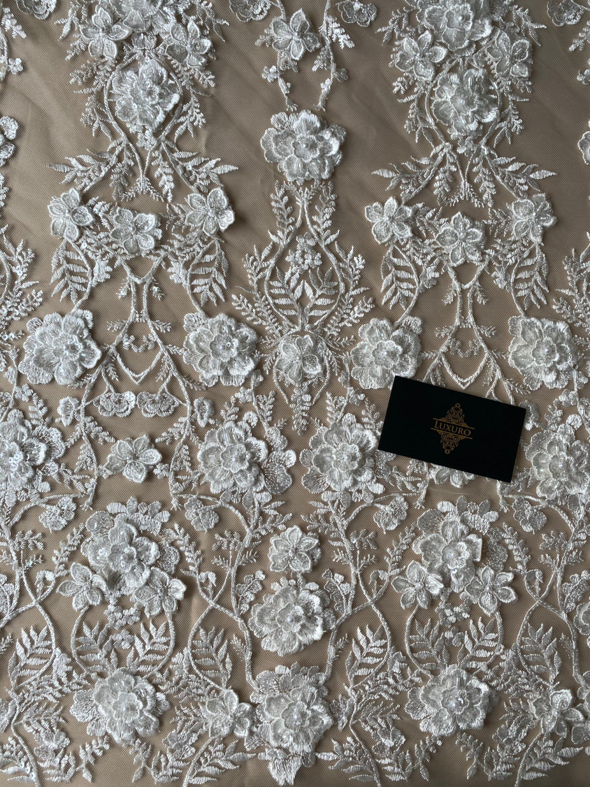 Dantela cu Model Floral, cu Flori 3D, Perle Sidefate si Paiete