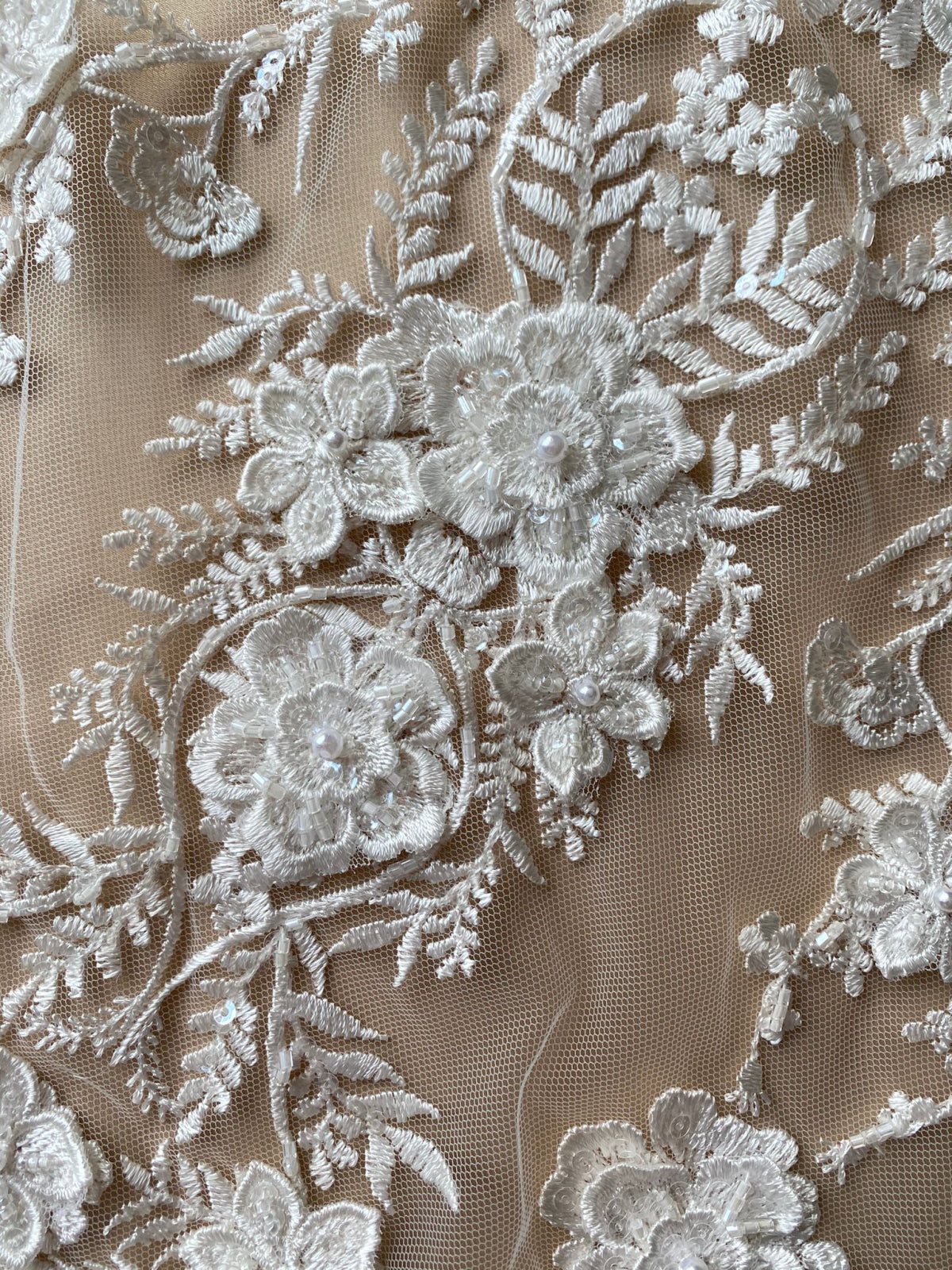 Dantela cu Model Floral, cu Flori 3D, Perle Sidefate si Paiete