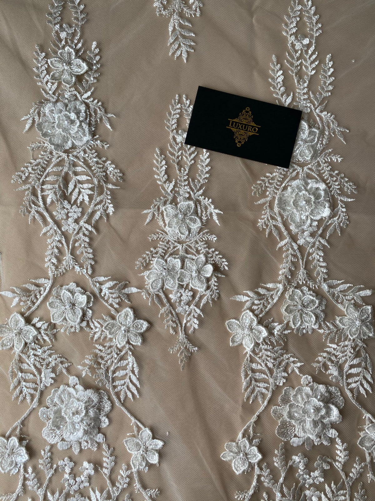 Dantela cu Model Floral, cu Flori 3D, Perle Sidefate si Paiete