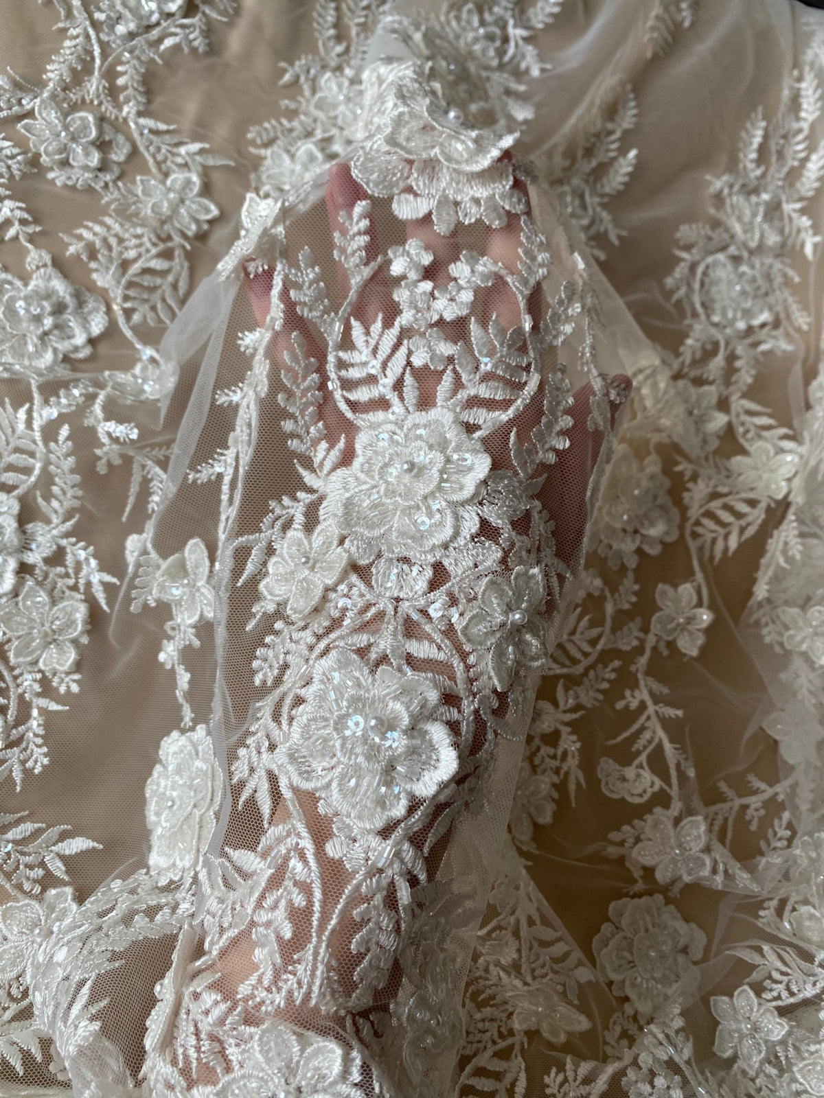 Dantela cu Model Floral, cu Flori 3D, Perle Sidefate si Paiete