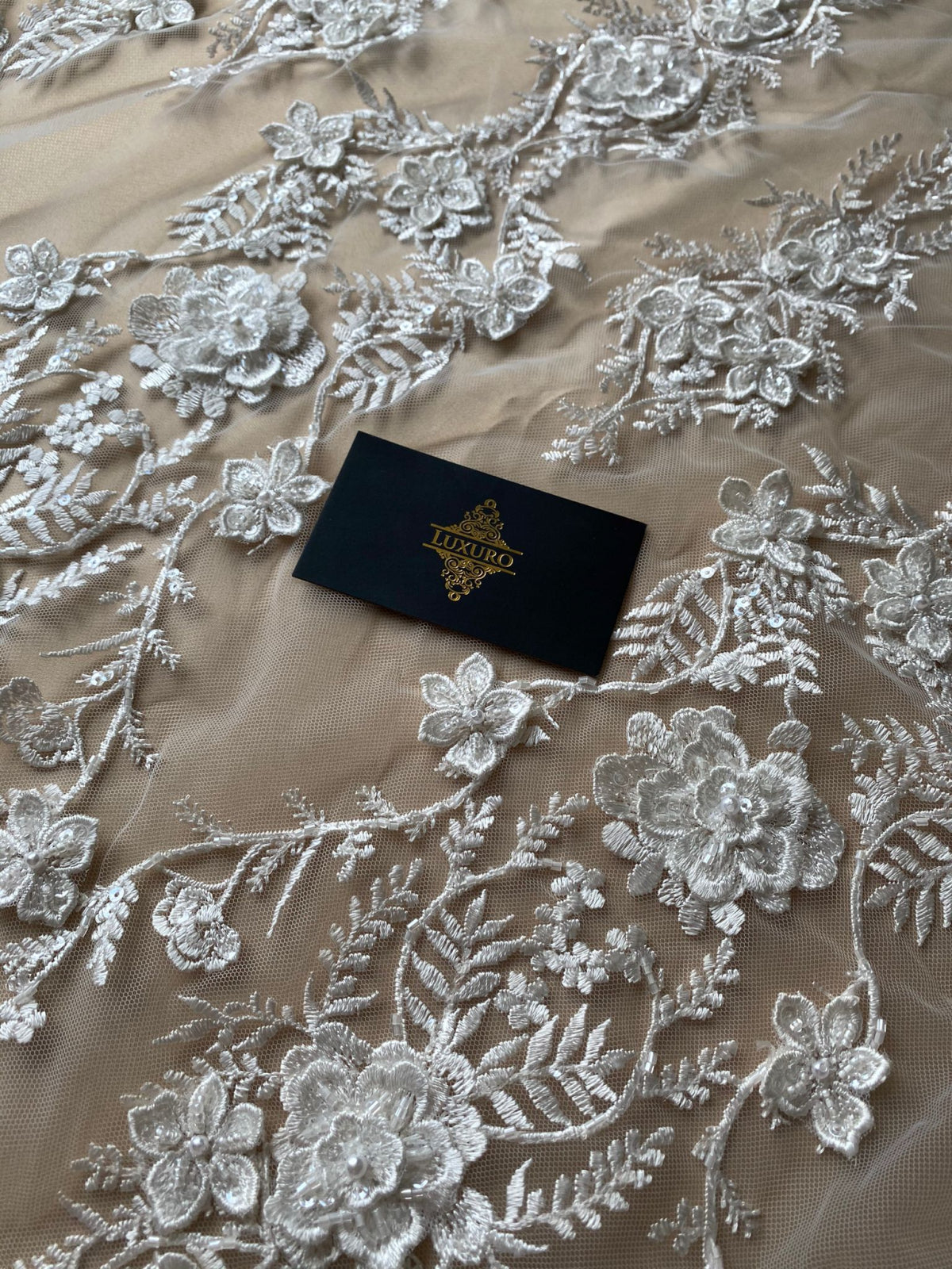 Dantela cu Model Floral, cu Flori 3D, Perle Sidefate si Paiete