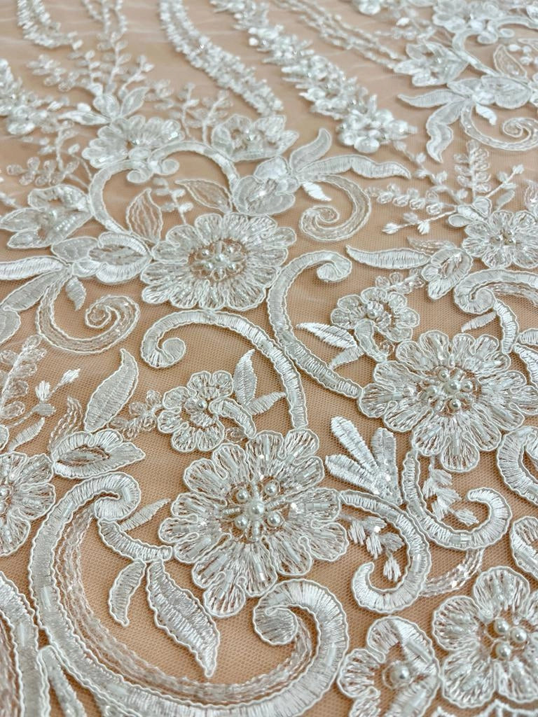 Dantela cu Model Liniar cu Flori, cu Perle Sidefate si Paiete
