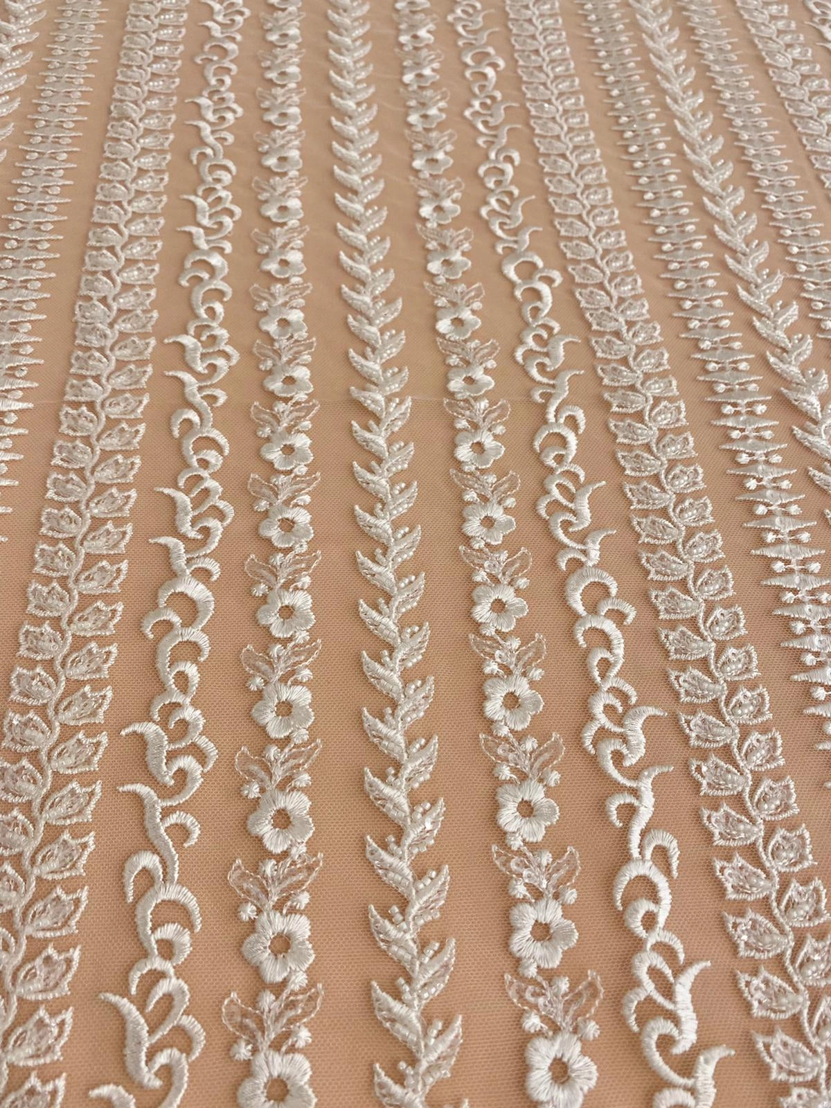 Dantela cu Model Geometric, cu Perle si Paiete